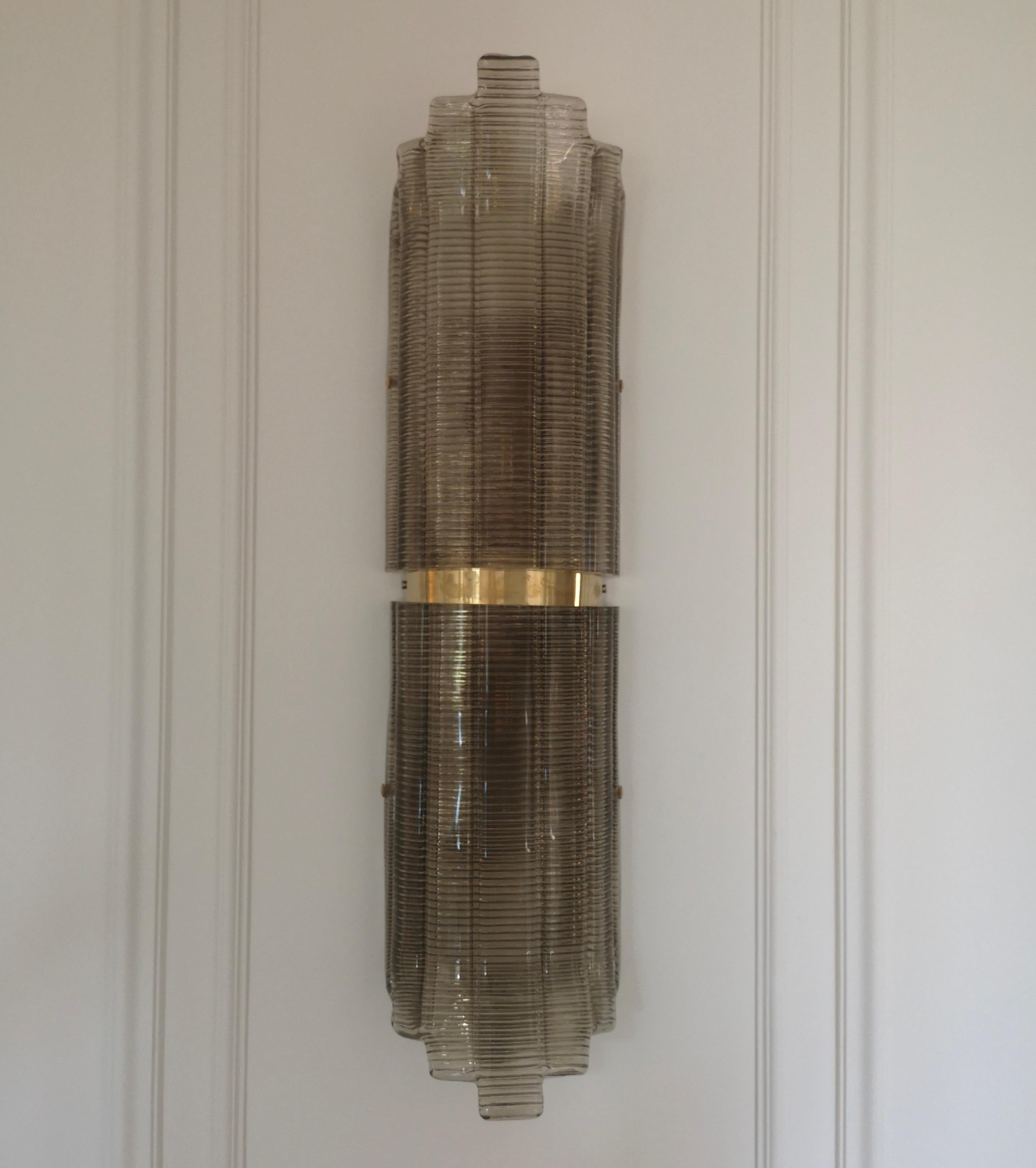 Beautiful design for this double leaf-shaped applique, all in smoky colour. The Murano furnaces create an indisputable timeless design, simple but elegant at the same time.

The applique consists of a brass structure on which two leaf-shaped