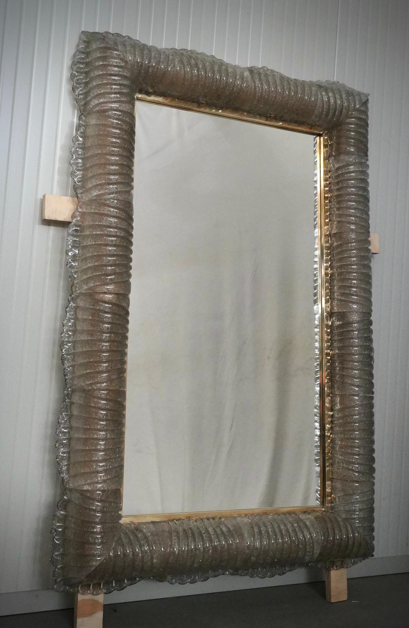 Un cadre robuste de couleur fumée capte l'œil de l'observateur et le laisse enchanté : il s'agit d'un miroir mural en verre artistique de Murano de couleur fumée qui s'illumine à l'intérieur.

La structure du miroir mural est en bois, le long du