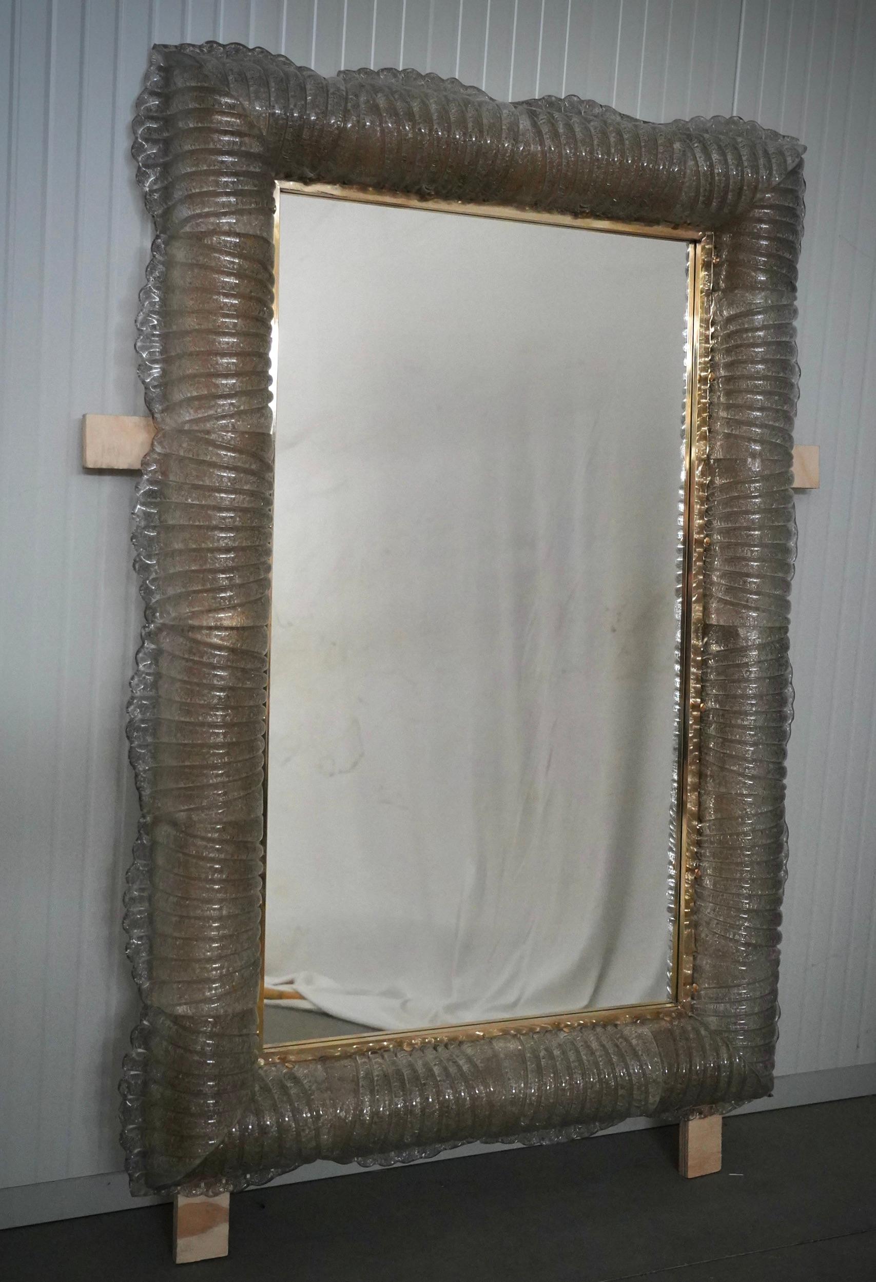 Laiton Miroir consol en verre de Murano de couleur fumée et laiton éclairé, 2020 en vente
