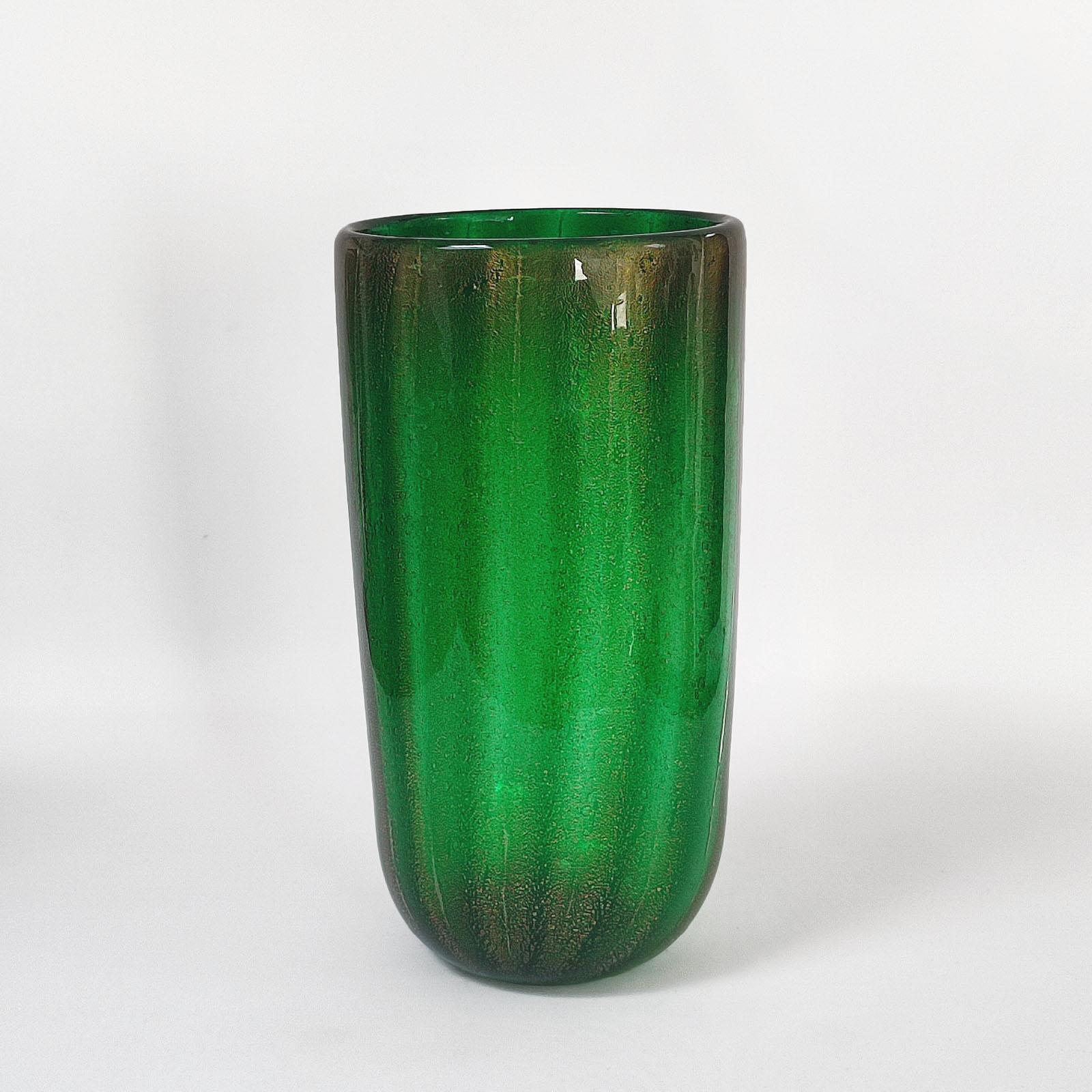 Murano Sommerso A Bollicine Vase, designed by Carlo Scarpa for Venini &C circa 1936
Carlo Scarpa, Sommerso vase featuring ribbed internal glass layer with bubbles and outer crystal layer with gold leaf.
Three line etched  signature 'venini murano