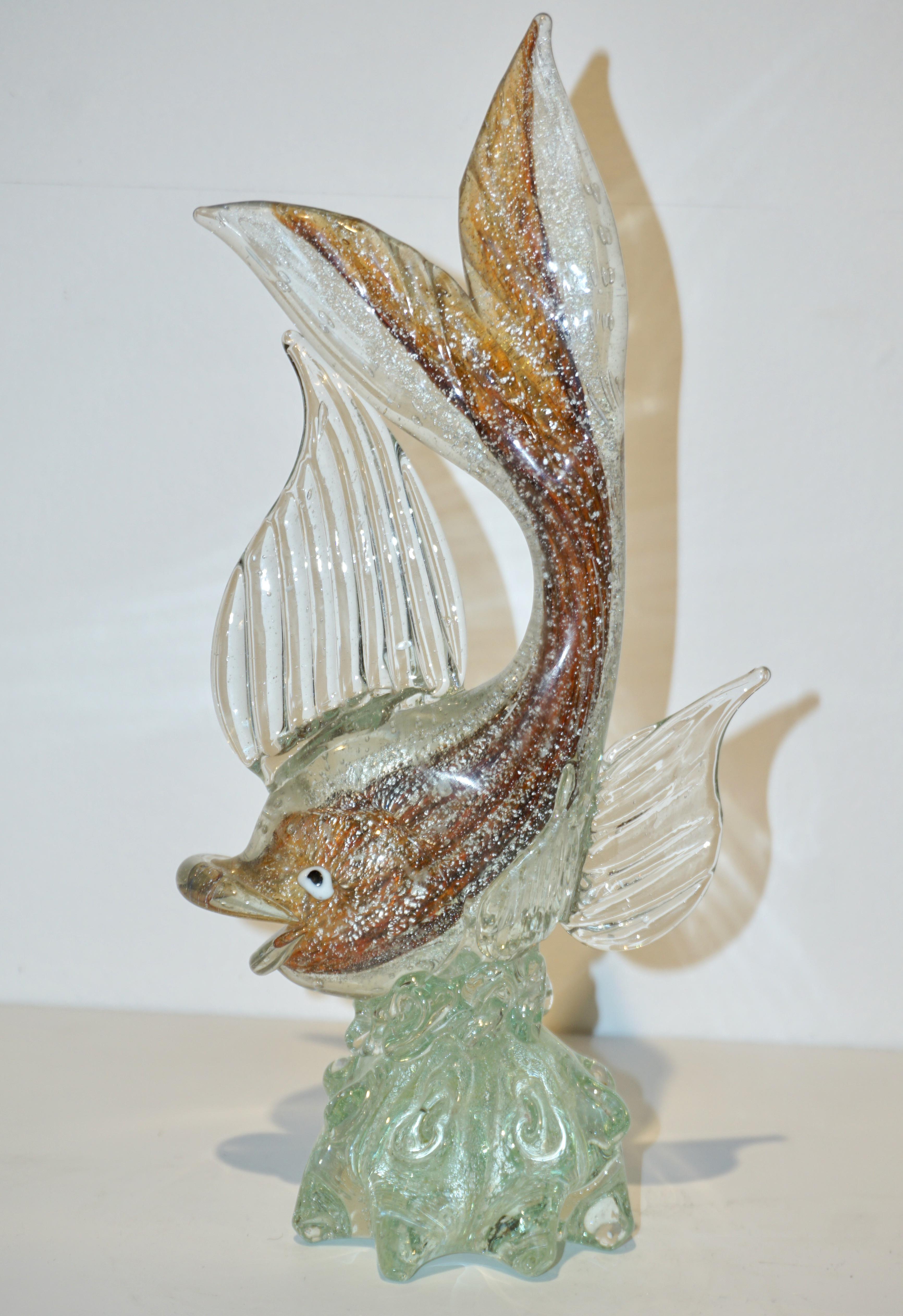 Italienischer skulpturaler Murano-Glasfisch aus der Mitte des letzten Jahrhunderts. Realisiert mit der Sommerso-Technik, einer klaren Glasschicht, die über das bernsteinfarbene Glas geblasen wird, bearbeitet in Bullicante, wobei die Luftblasen im