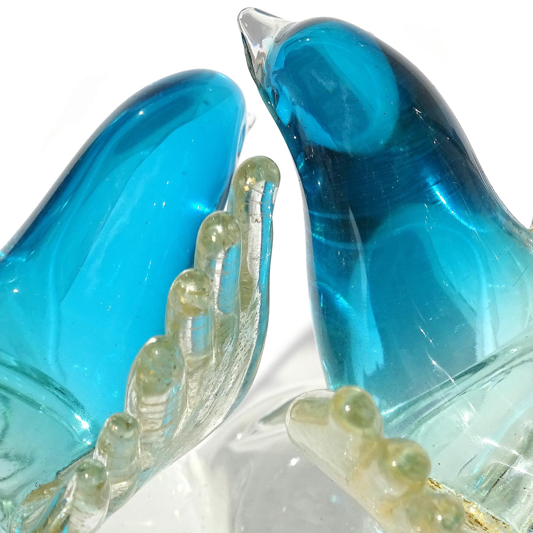 Italiano Murano Glass Sommerso Aqua Blue Gold Leaf Italian Art Glass Uccello Figure Fermacarte in vendita