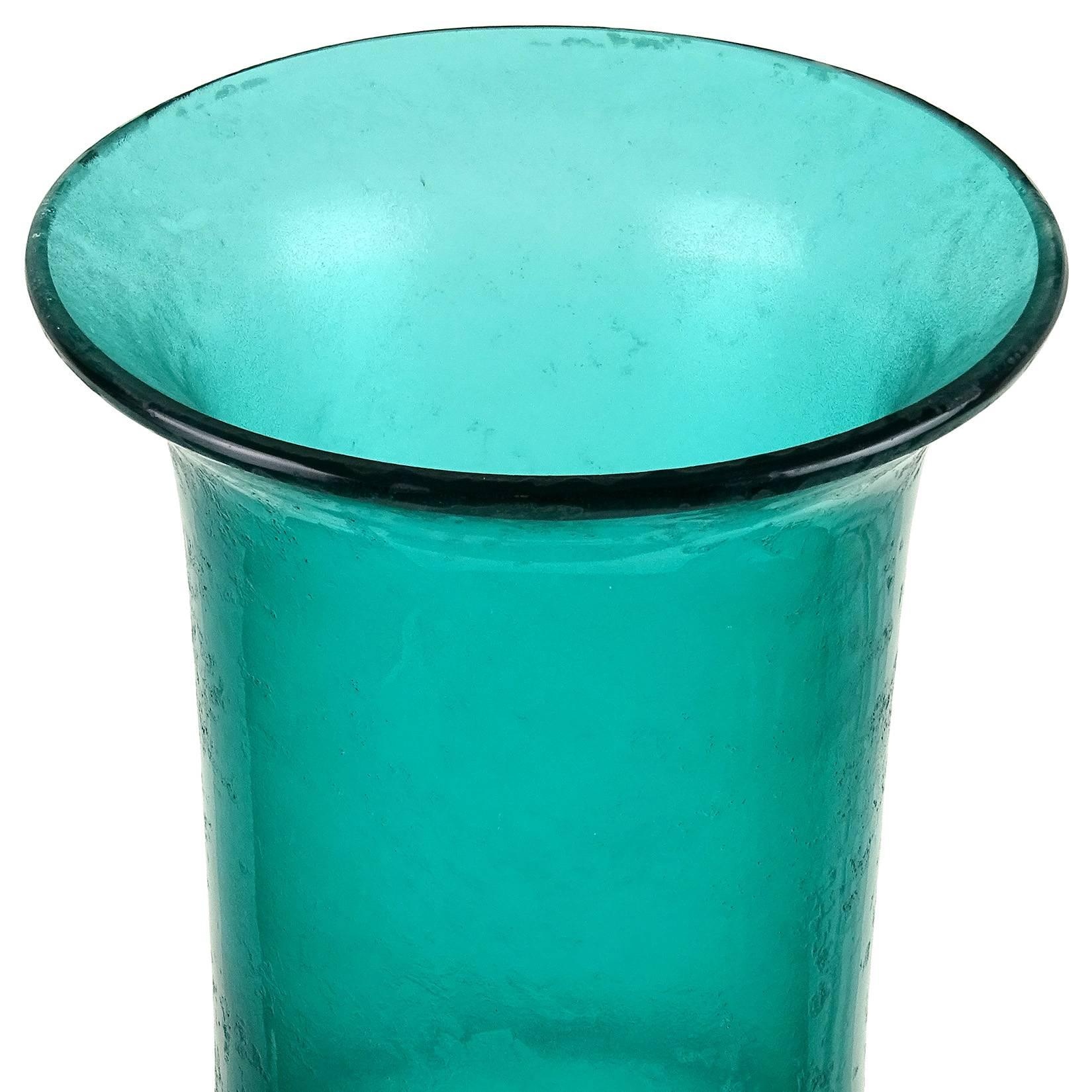 Magnifique grand vase d'art italien vintage en verre soufflé à la main Sommerso aqua green, avec texture Corroso. Créé à la manière du designer Flavio Poli pour la société Seguso Vetri d'Arte. Ce serait une belle pièce d'exposition sur un bureau, un