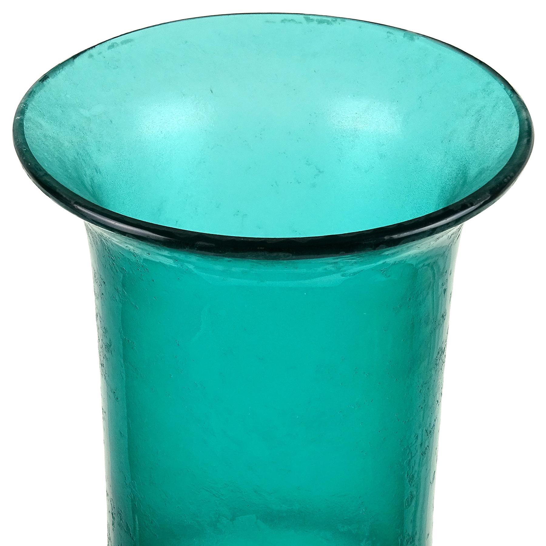 Vintage Murano, grand vase à fleurs en verre soufflé à la main Sommerso vert d'eau. Créée à la manière du designer Flavio Poli pour la société Seguso Vetri d'Arte. Le vase est recouvert de la technique / texture 