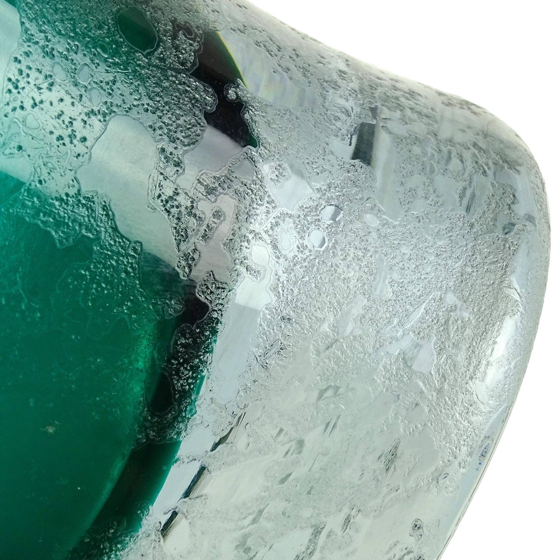 20ième siècle Vase à fleurs italien Sommerso en verre d'art de Murano vert aqua texturé Corroso en vente