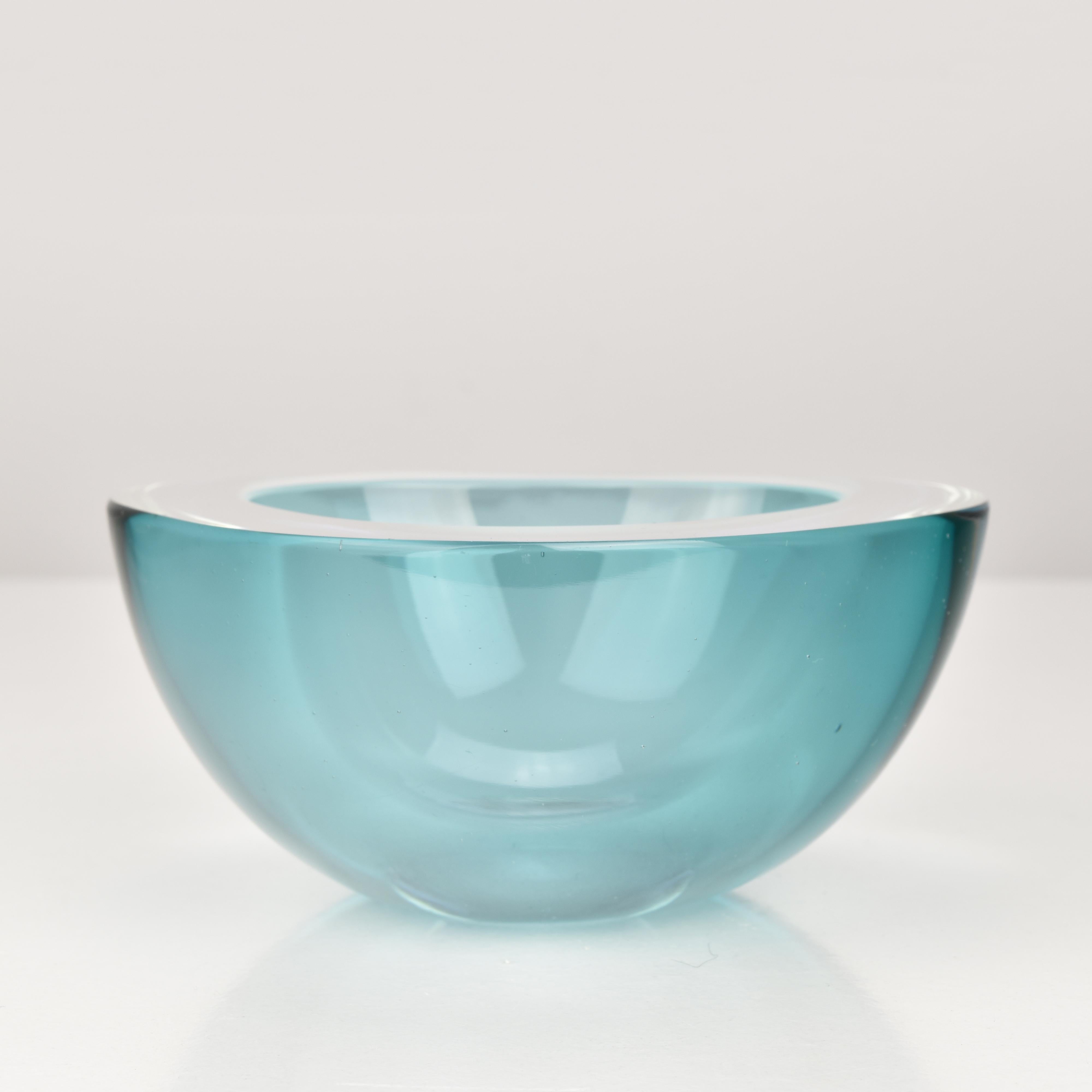 Eine wunderschön geformte Murano Sommerso Geoden-Kunstglasschale, entworfen von Flavio Poli, die seine charakteristische Beherrschung von Farbschichten und organischen Formen zeigt. Dieses elegante Stück besteht aus einem leuchtenden Aquamarin-Kern,