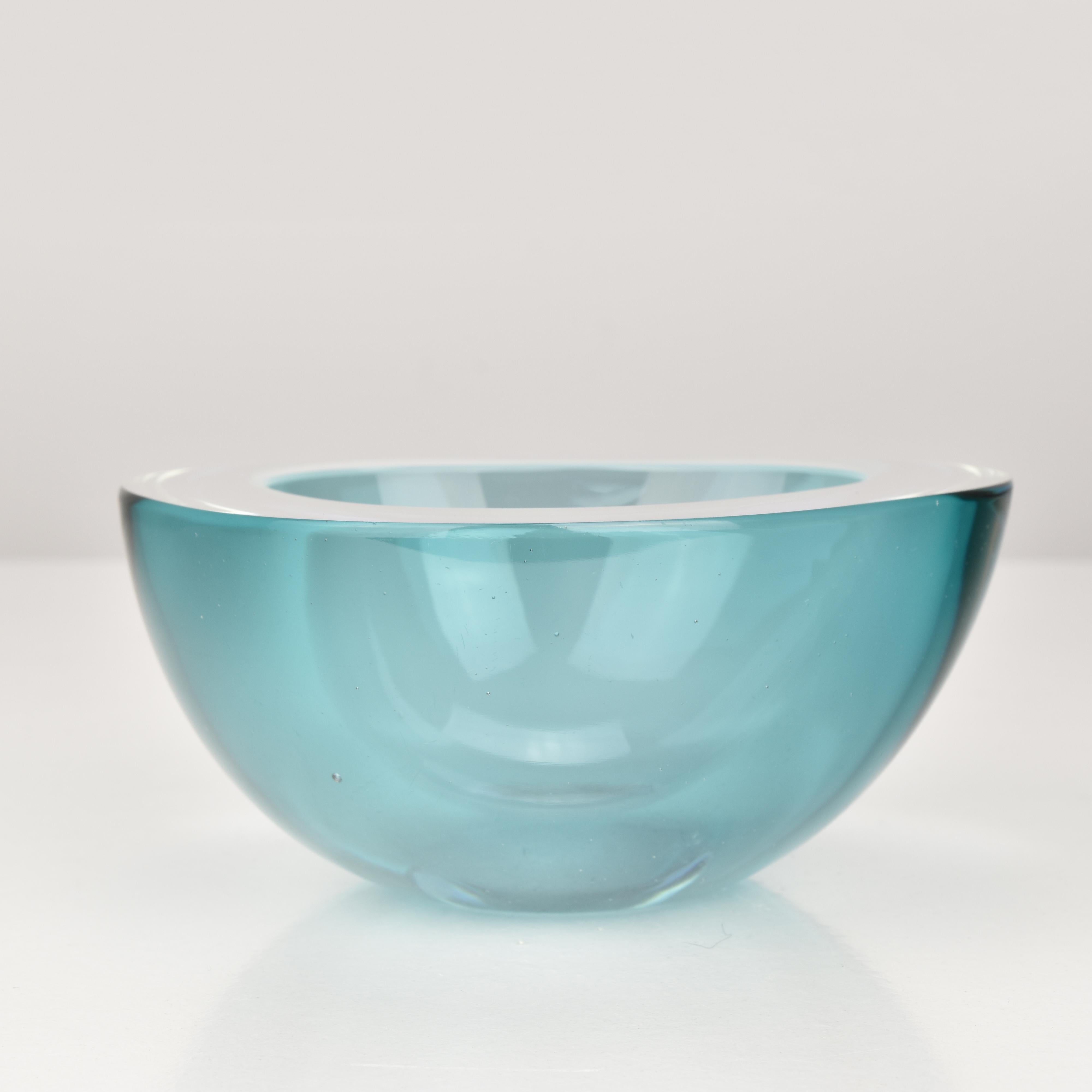 Murano Glass Sommerso Aquamarin & Blaue Geode Kunstglasschale von Flavio Poli (Moderne der Mitte des Jahrhunderts) im Angebot