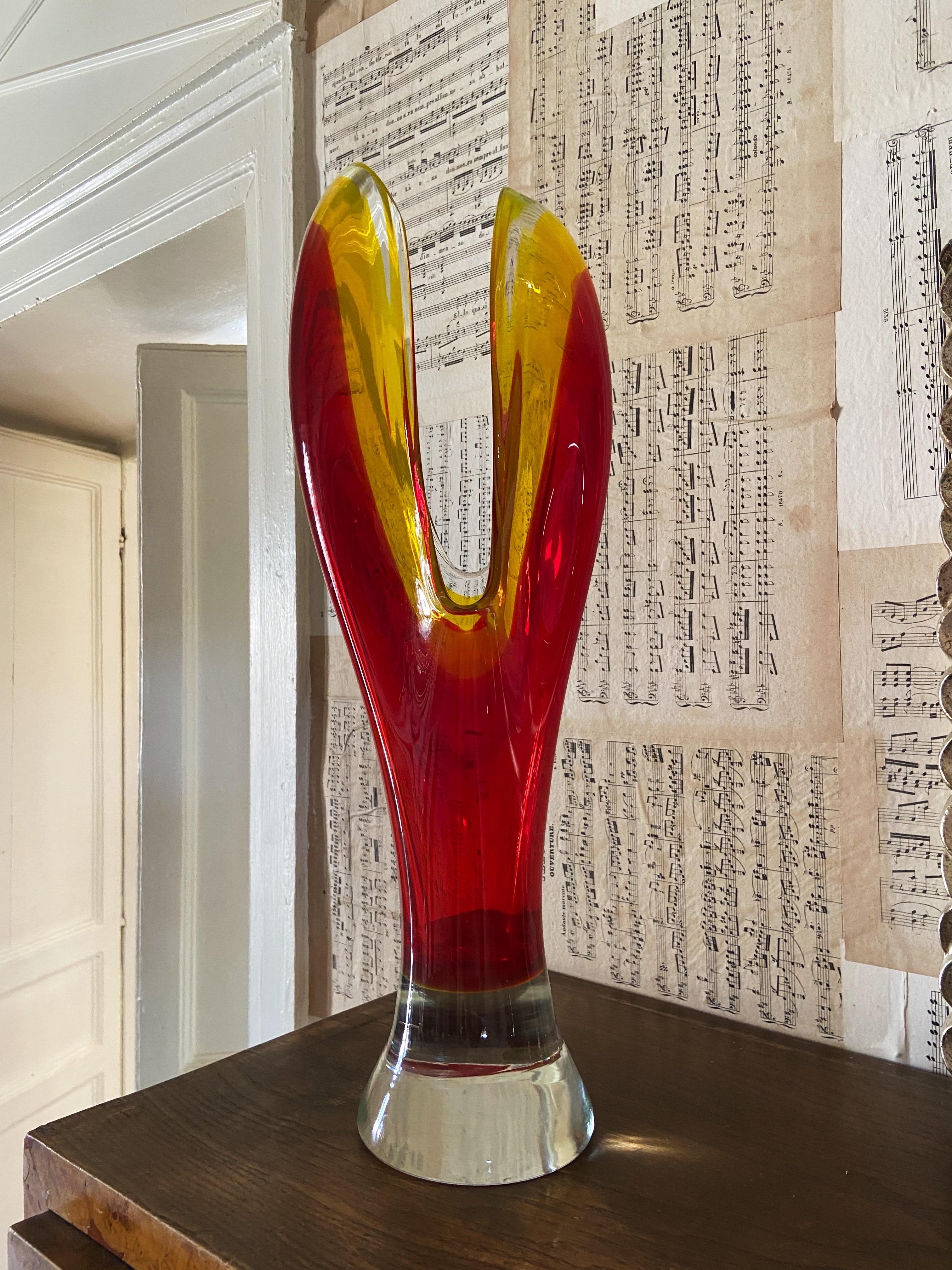 Seltenes italienisches Murano Sommerso Kunstglas aus der Mitte des Jahrhunderts, entworfen von Flavio Poli, hergestellt für Seguso Vetri D'Arte. 1960s
In gutem Zustand, aber es zeigt einige Zeichen des Alters und der Nutzung. Keine Splitter auf dem