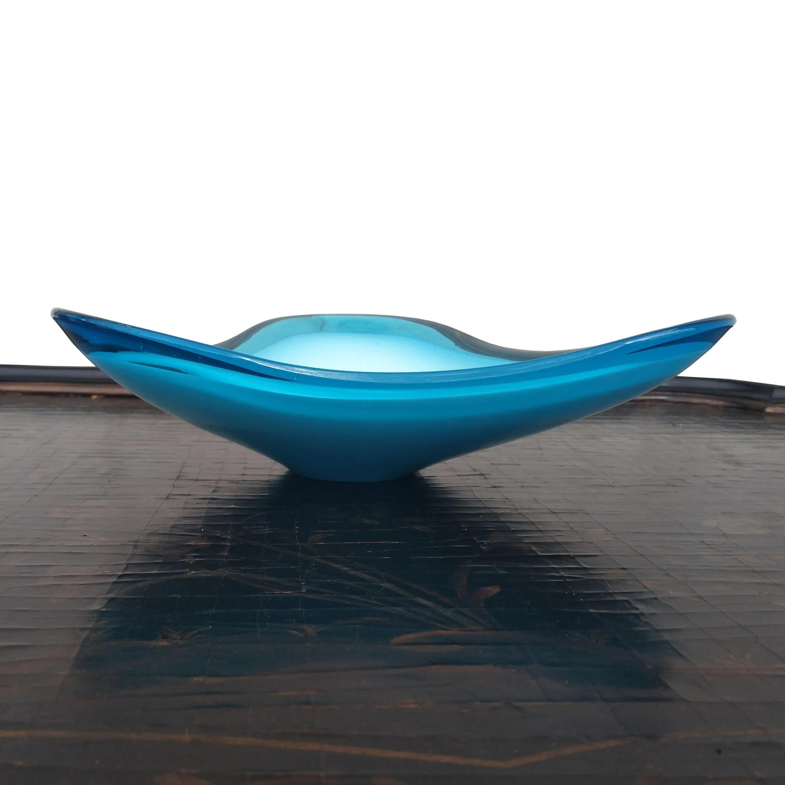 Murano Sommerso Biomorphic Shaped Bowl Centerpiece 
1970s

Stunning Murano hand blown art glass bowl or centerpiece in gradations of light blue leading to a sea blue banded rim.



 