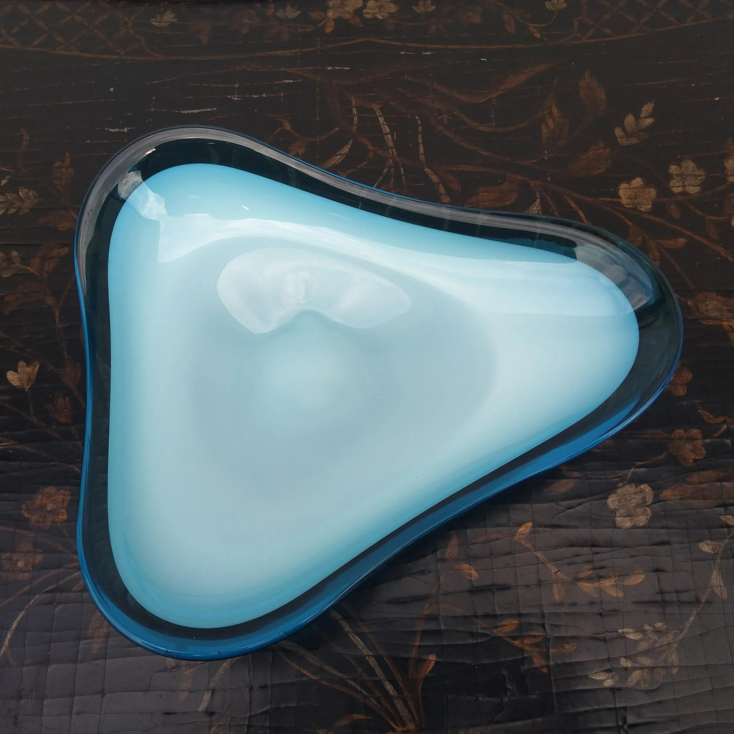 Murano Sommerso, Biomorphe Schale in Form einer Schale, Tafelaufsatz (Glaskunst) im Angebot