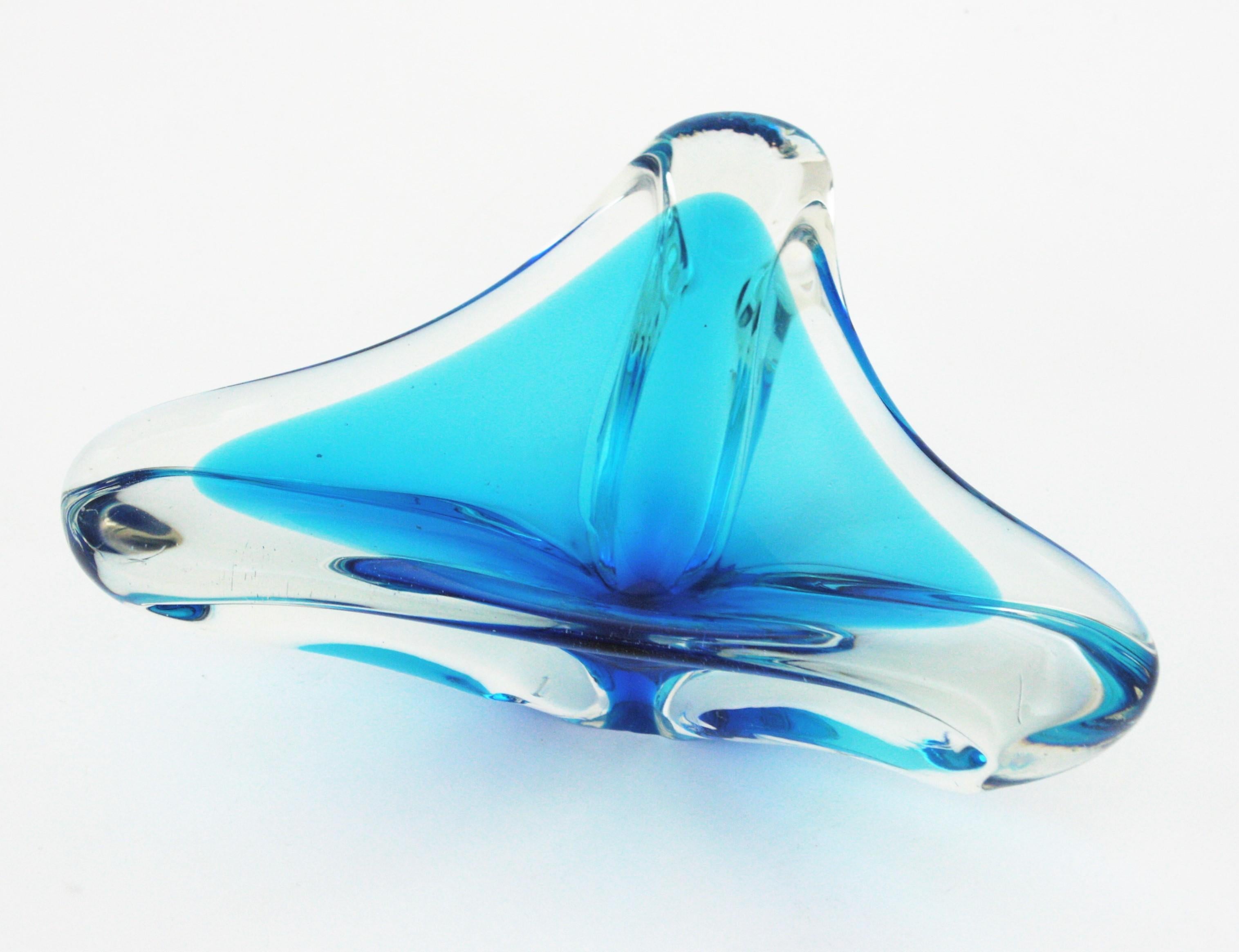 Mid-Century Modern aqua blue organic Murano glass Sommerso bowl /ashtray / vide-poche, Italy, 1950s.
A highly decorative hand blown Murano art glass triangular bowl with aqua blue glass cased into clear glass.
Use it as candy bowl, vide-poche,