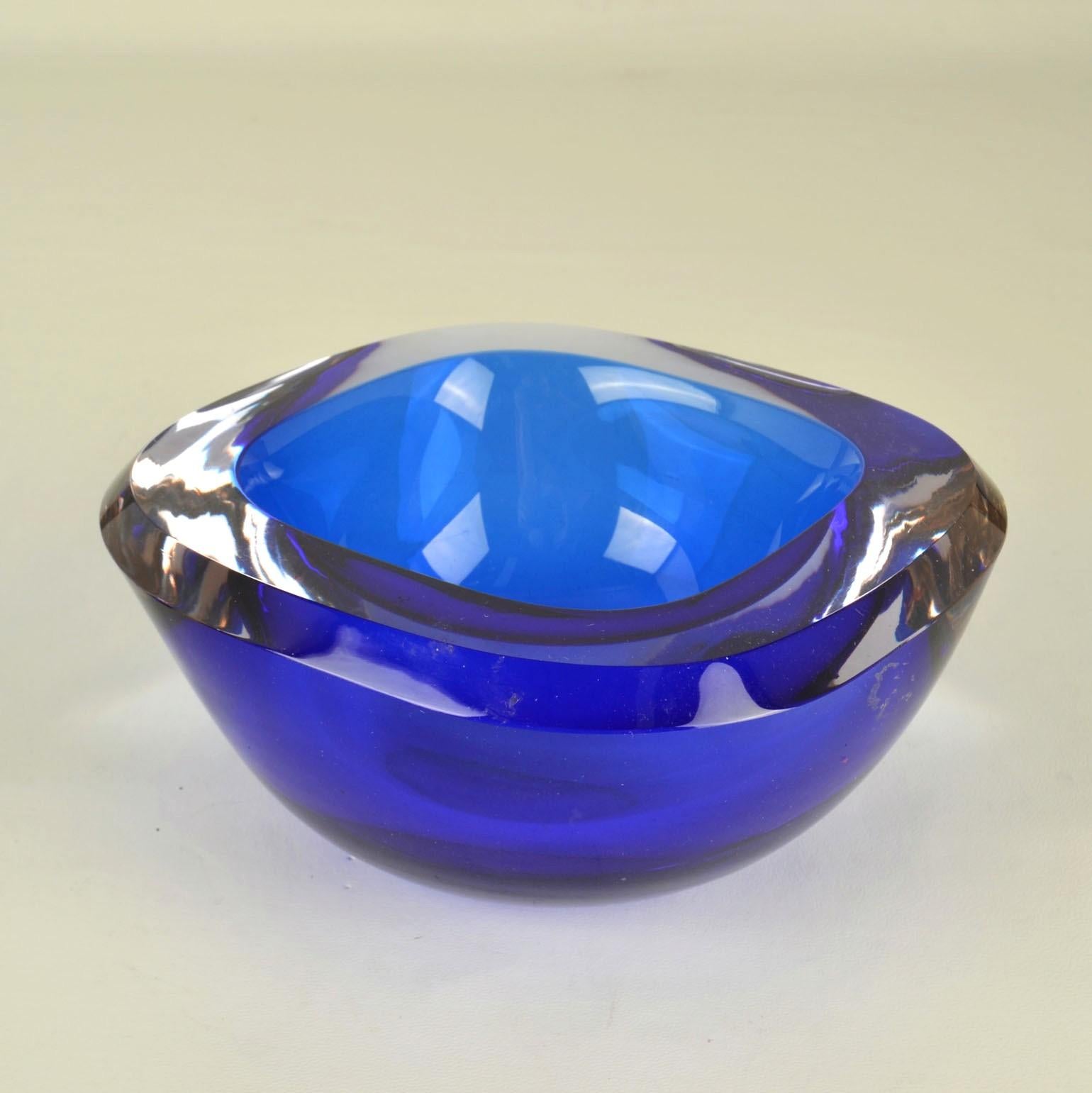 Glass bowl square shape by Flavio Poli for Seguso 1960s in deep blue. The bowls are hand blown, known as Venetian Sommerso, made in Murano, Venice, Italy. 
The bowls a combination of deep blue and  clear glass.

Italian glass artist Flavio Poli
