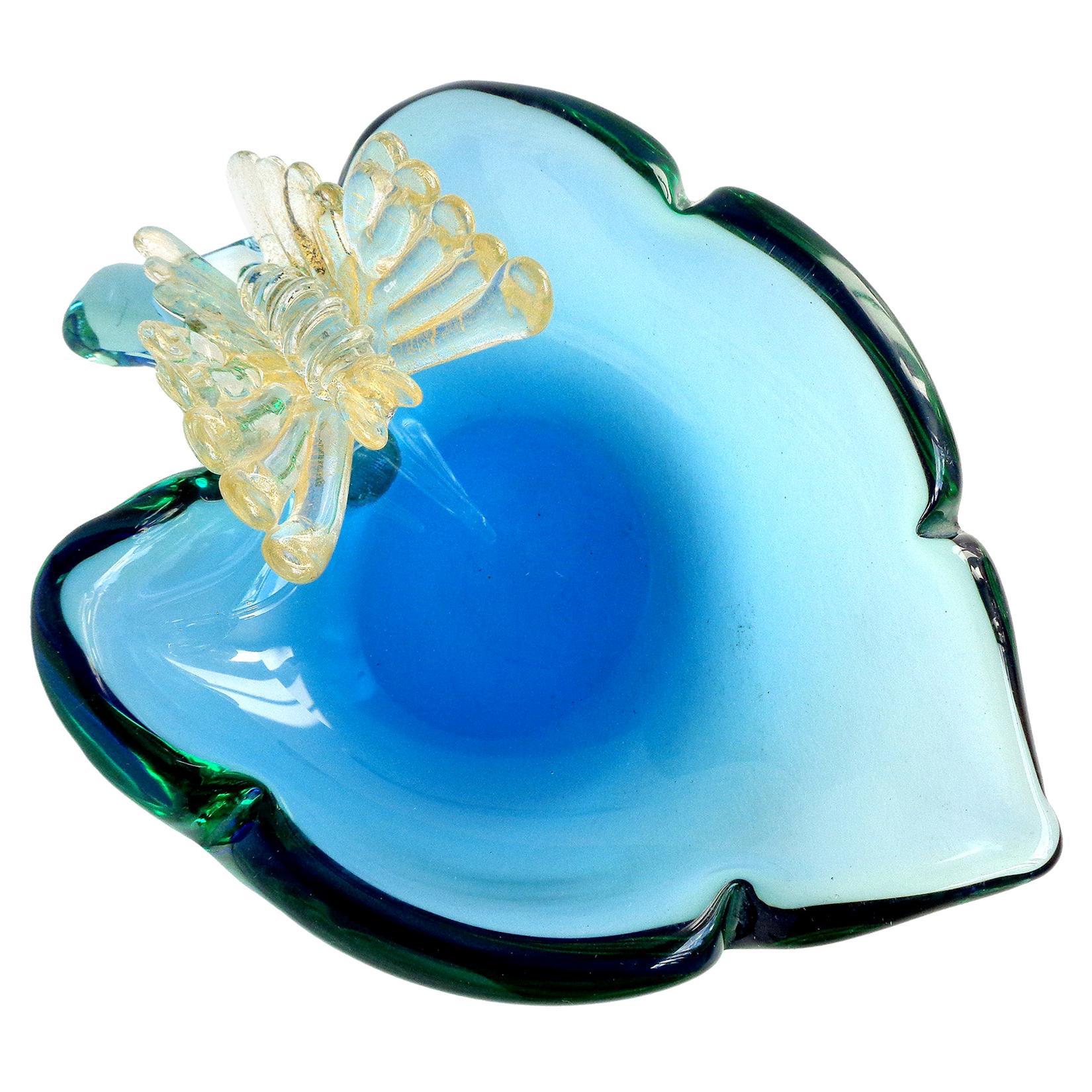 Precioso cuenco vintage de Murano soplado a mano de color azul Sommerso, con toques verdes, de vidrio artístico italiano con mariposa dorada aplicada. El cuenco se atribuye a la empresa Seguso Vetri D' Arte. Todavía conserva una etiqueta original de