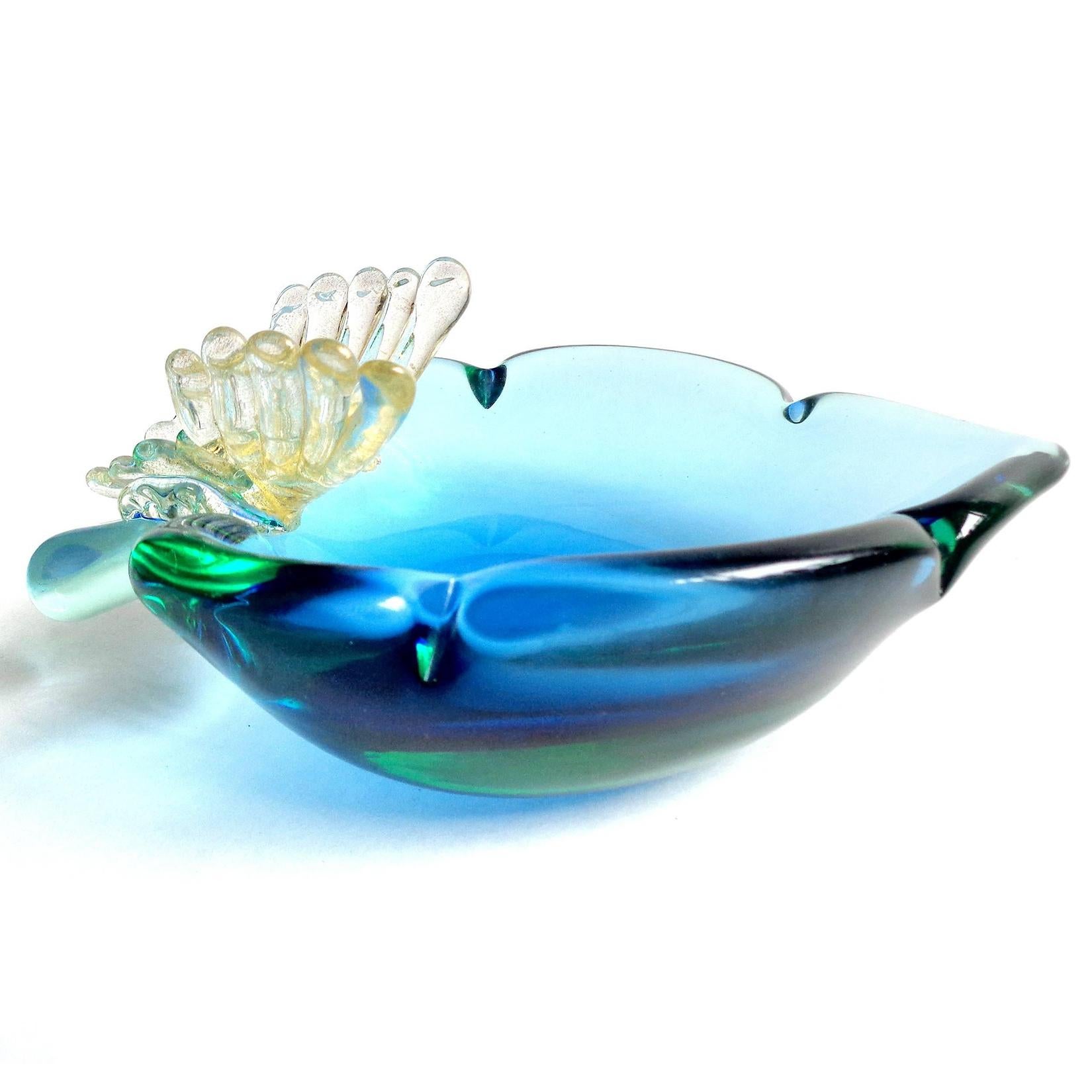 Tazón decorativo de cristal artístico italiano Murano Glass Sommerso Azul Motas Doradas Mariposa Moderno de mediados de siglo en venta