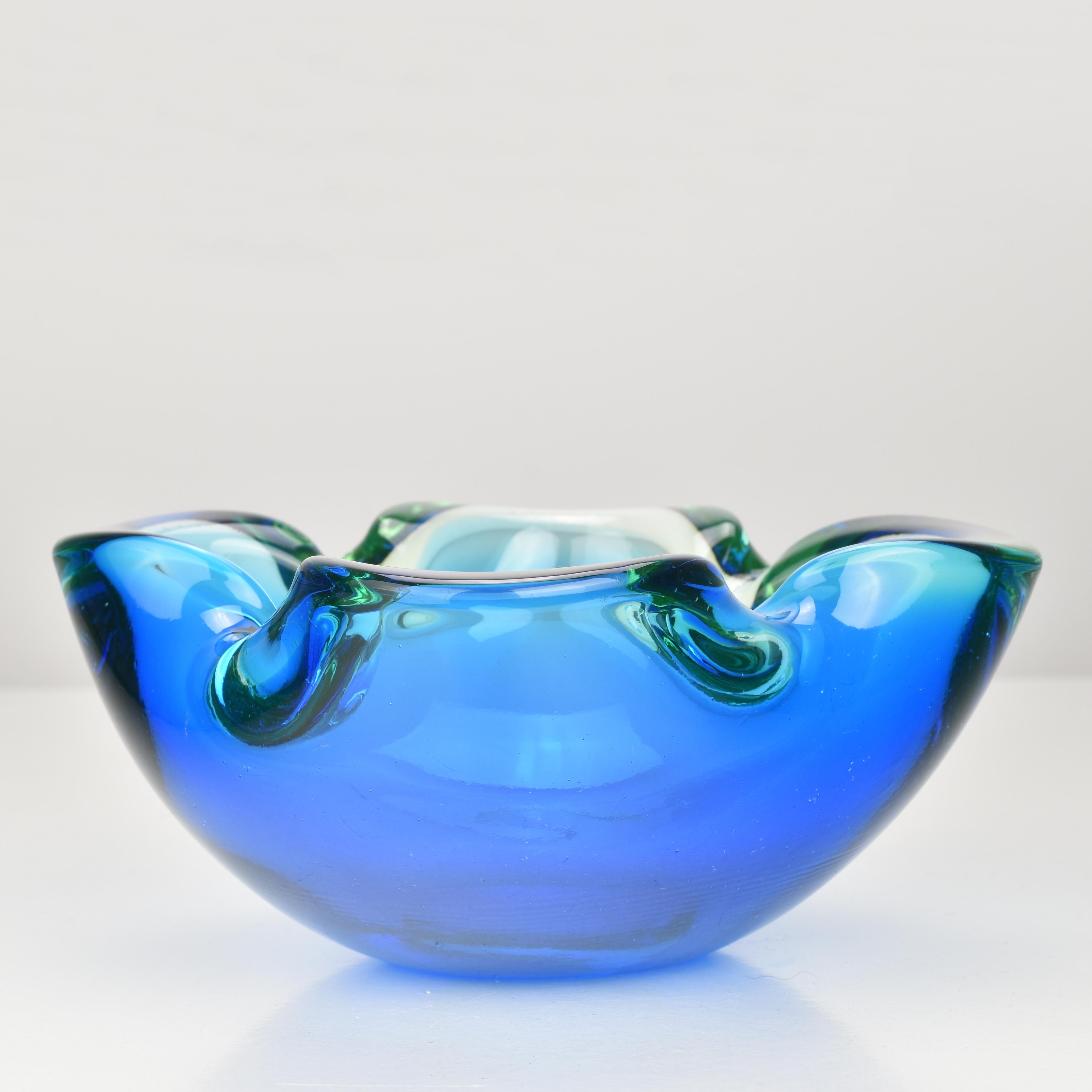 Mid-Century moderno Piatto ciotola Geode in vetro artistico di Murano Sommerso Blu e Uranio di Flavio Poli in vendita