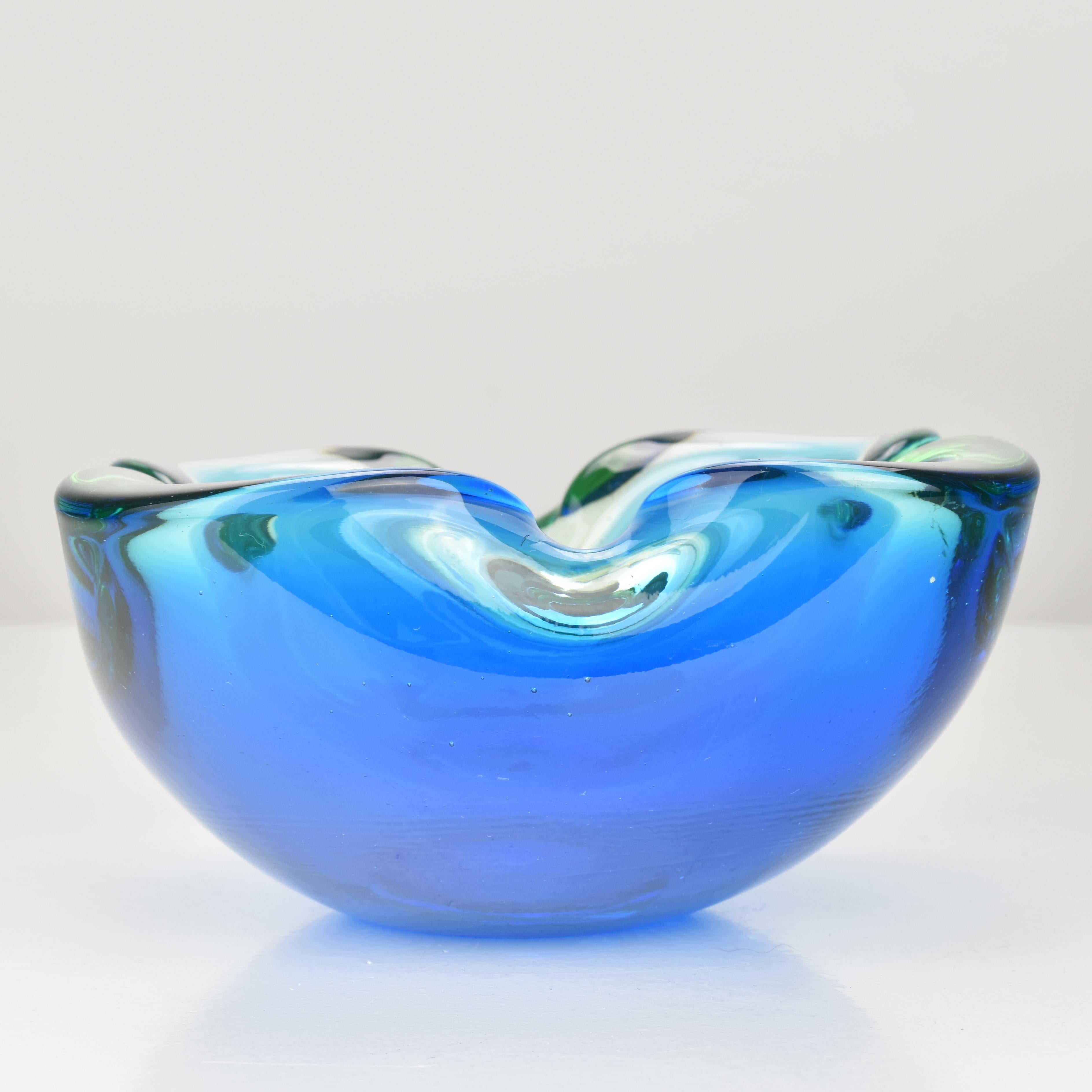 Italiano Piatto ciotola Geode in vetro artistico di Murano Sommerso Blu e Uranio di Flavio Poli in vendita