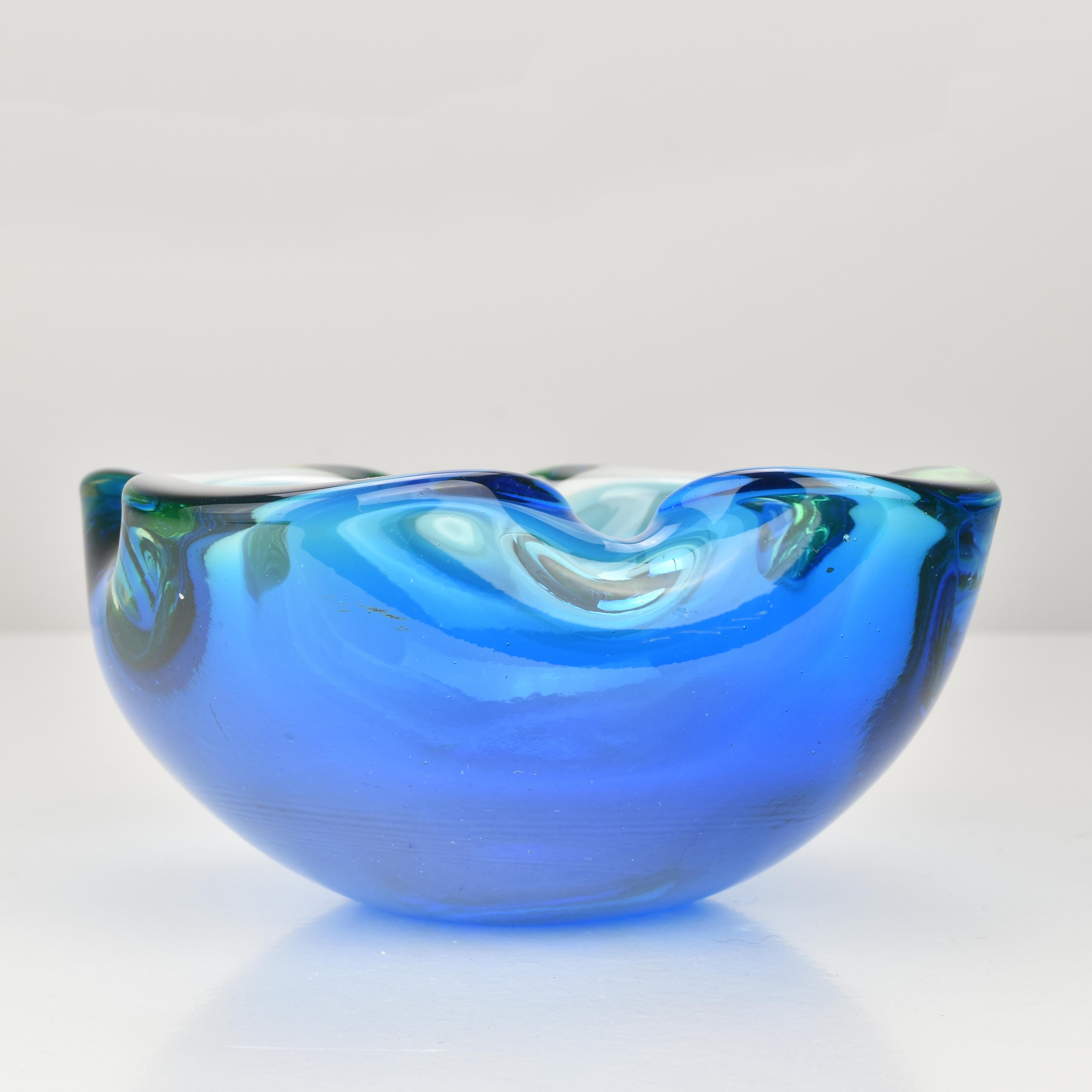 Fatto a mano Piatto ciotola Geode in vetro artistico di Murano Sommerso Blu e Uranio di Flavio Poli in vendita