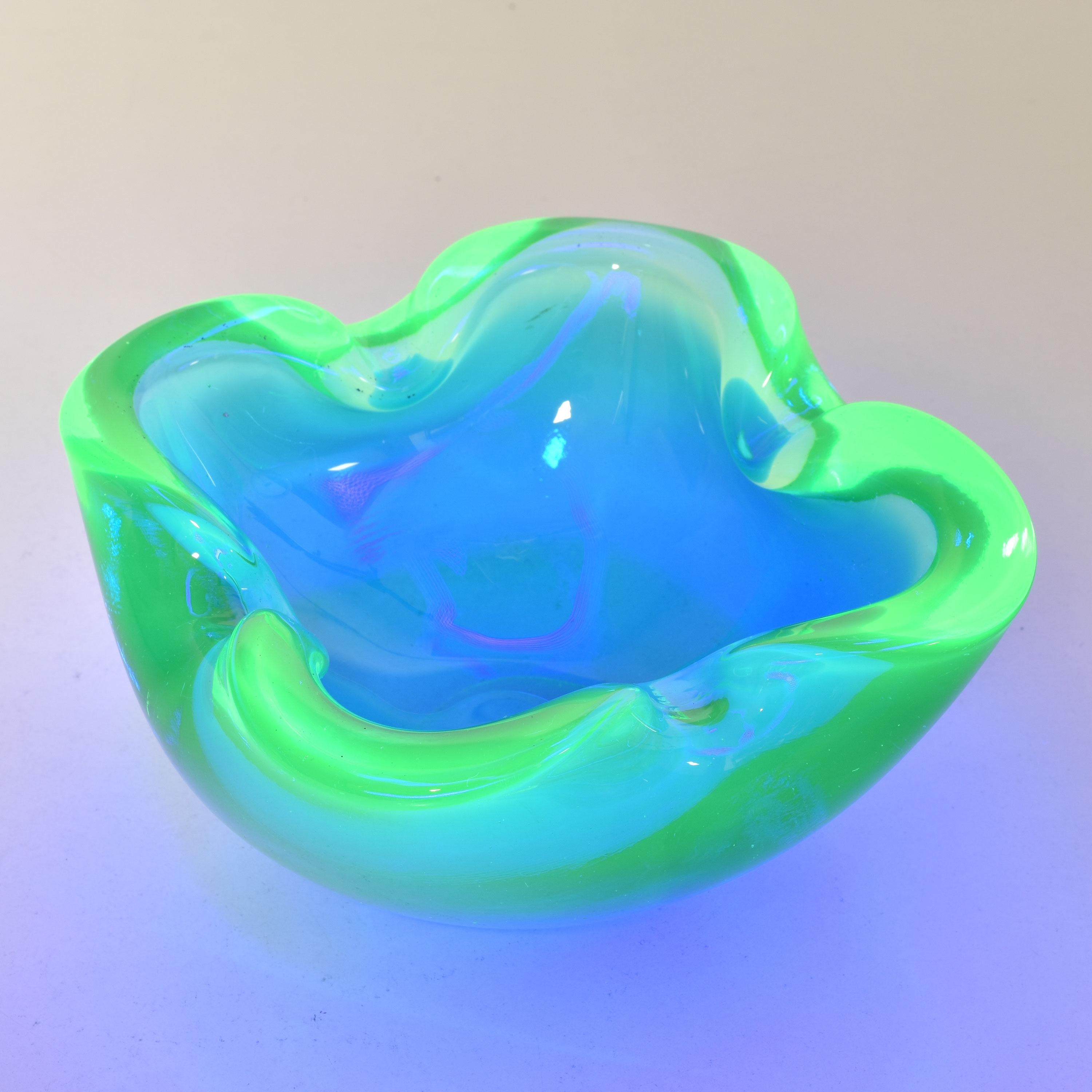 Piatto ciotola Geode in vetro artistico di Murano Sommerso Blu e Uranio di Flavio Poli In condizioni buone in vendita a Bad Säckingen, DE