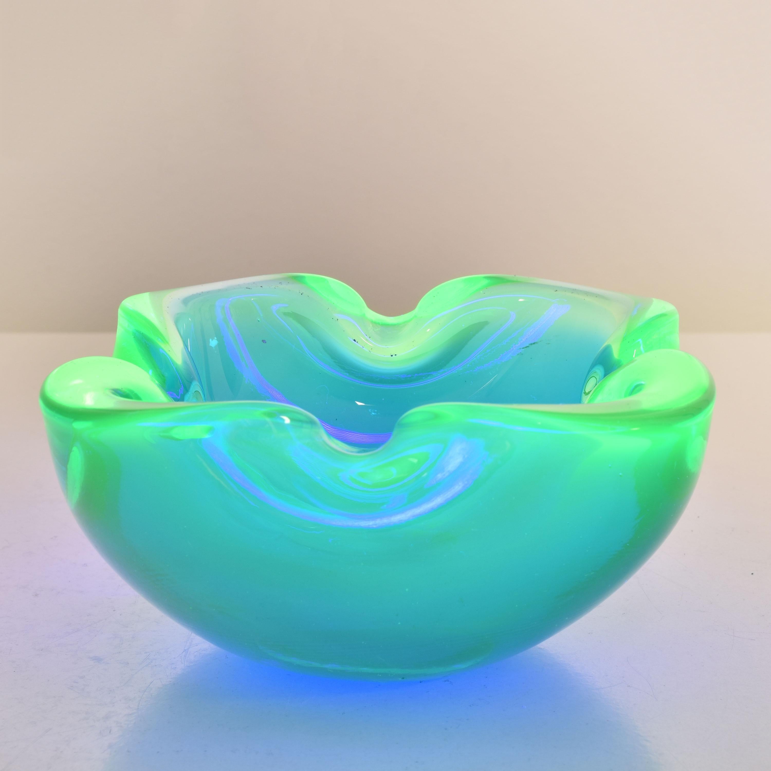 Metà XX secolo Piatto ciotola Geode in vetro artistico di Murano Sommerso Blu e Uranio di Flavio Poli in vendita