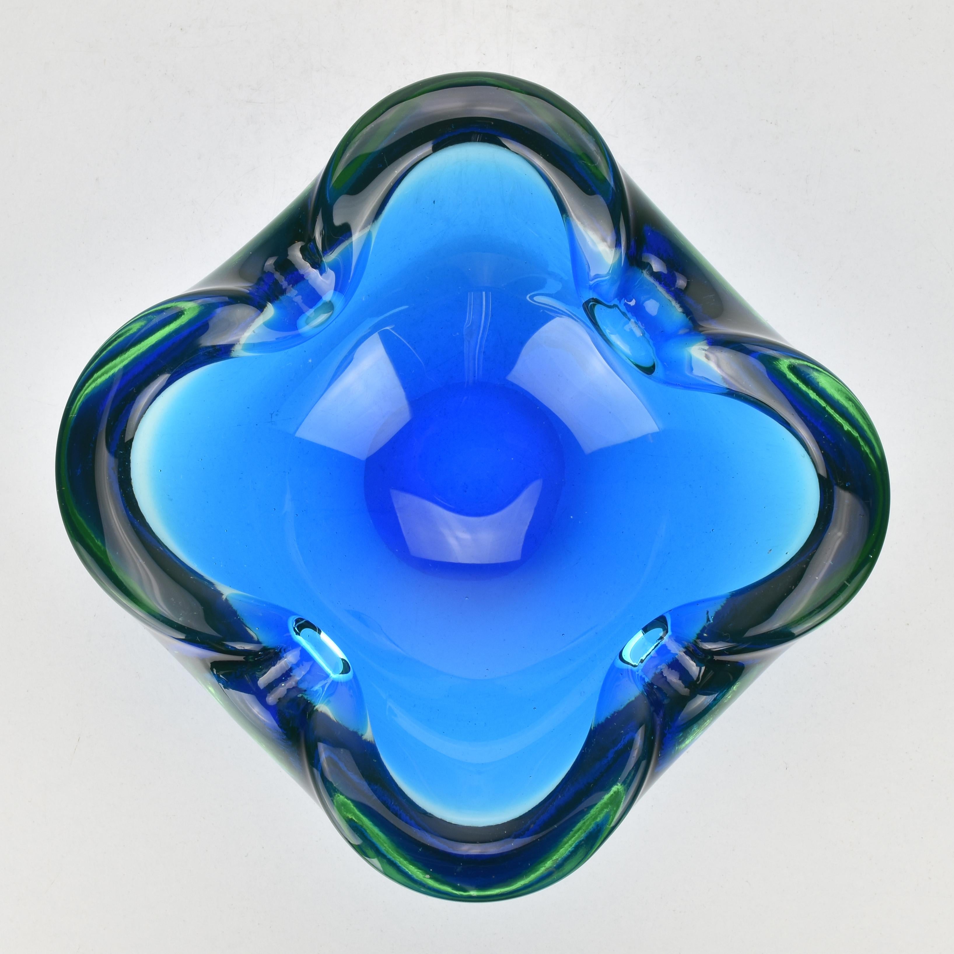 Vetro Piatto ciotola Geode in vetro artistico di Murano Sommerso Blu e Uranio di Flavio Poli in vendita