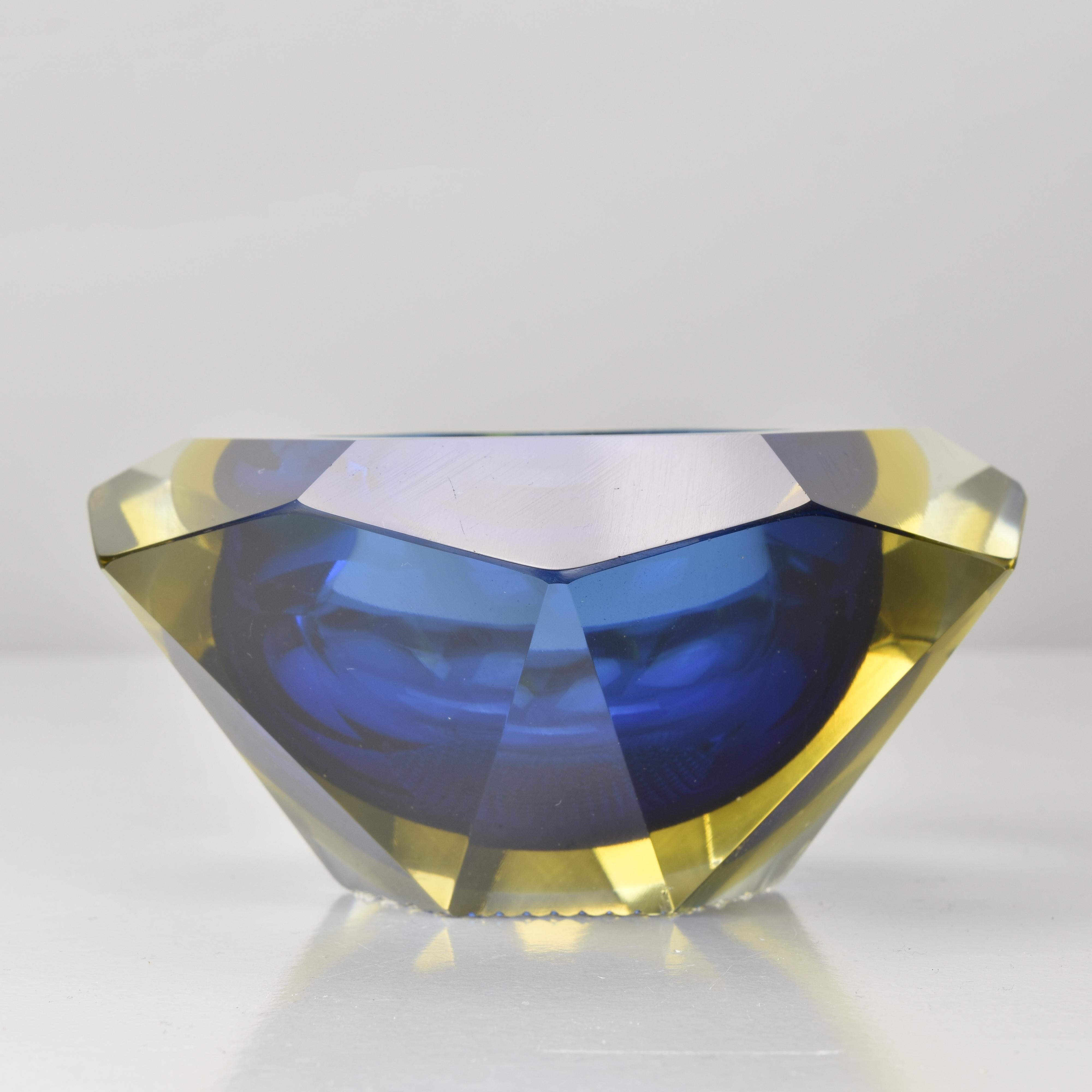 Una spettacolare ciotola a blocco sfaccettata di Murano Sommerso di Mandruzzato, risalente agli anni '60 e che mostra l'inconfondibile maestria del laboratorio. Questo pezzo sorprendente presenta un nucleo blu cobalto vibrante, racchiuso in uno