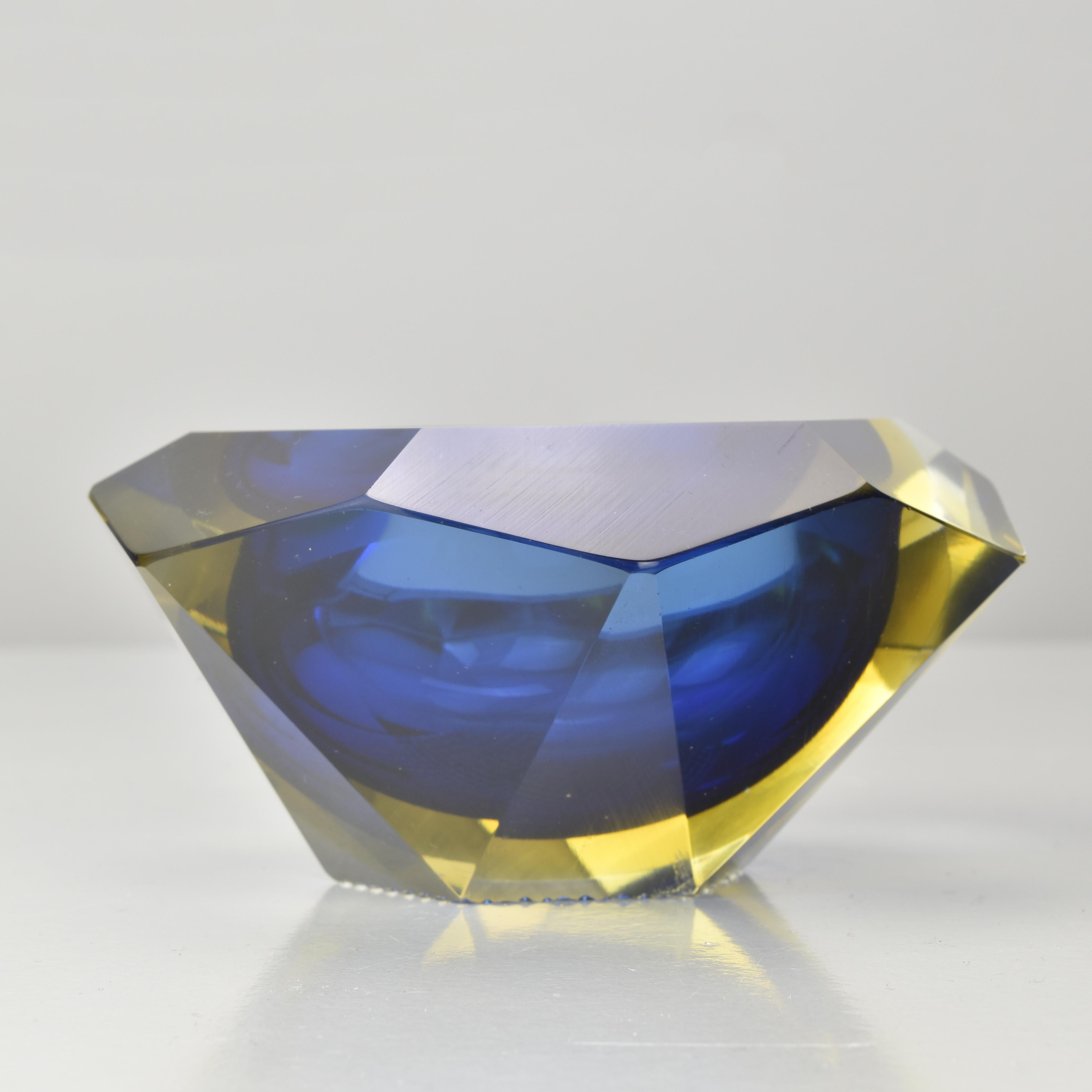 Mid-Century moderno Piatto a forma di ciotola sfaccettata di Murano Sommerso Blue Yellow & Clear di Mandruzzato in vendita