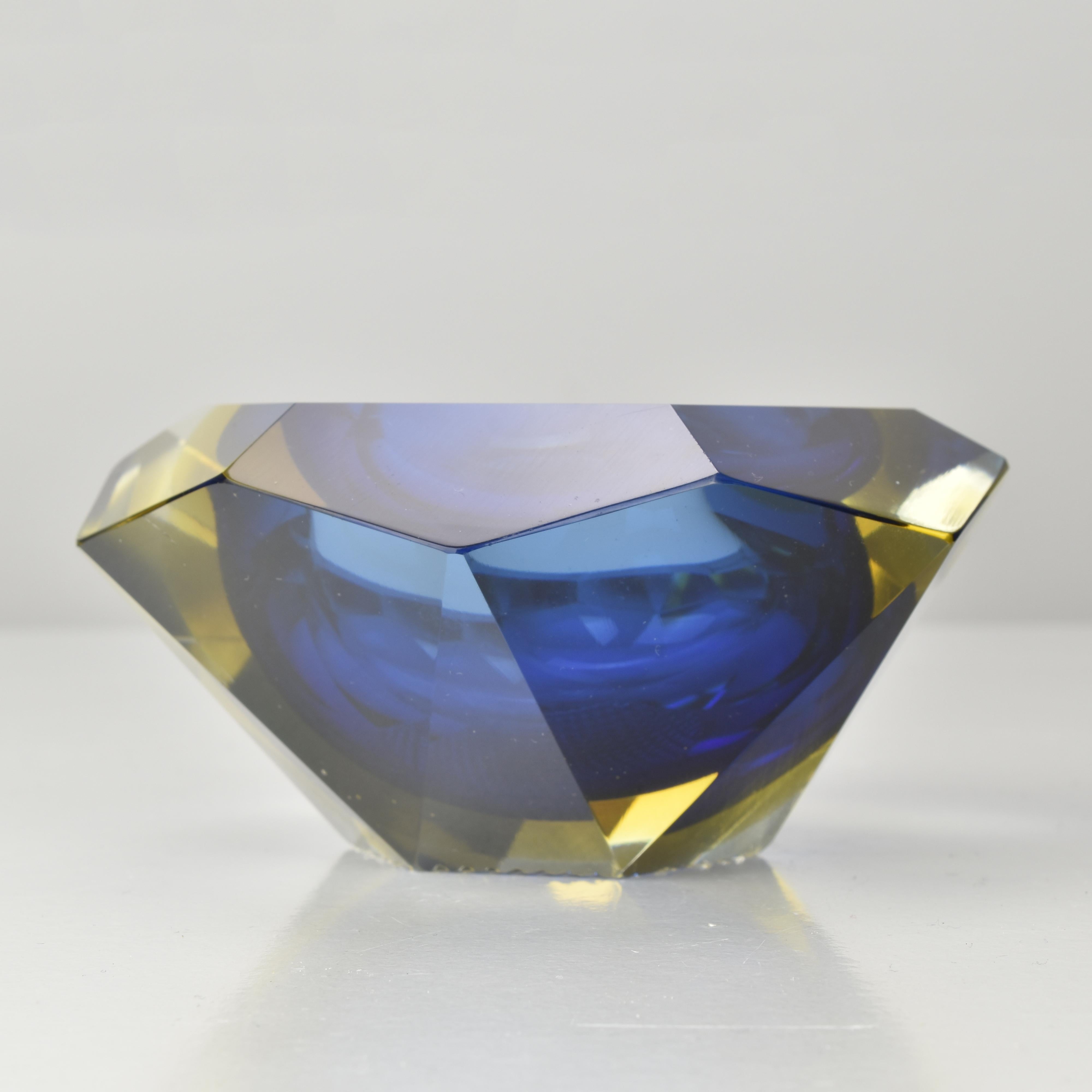 Italiano Piatto a forma di ciotola sfaccettata di Murano Sommerso Blue Yellow & Clear di Mandruzzato in vendita