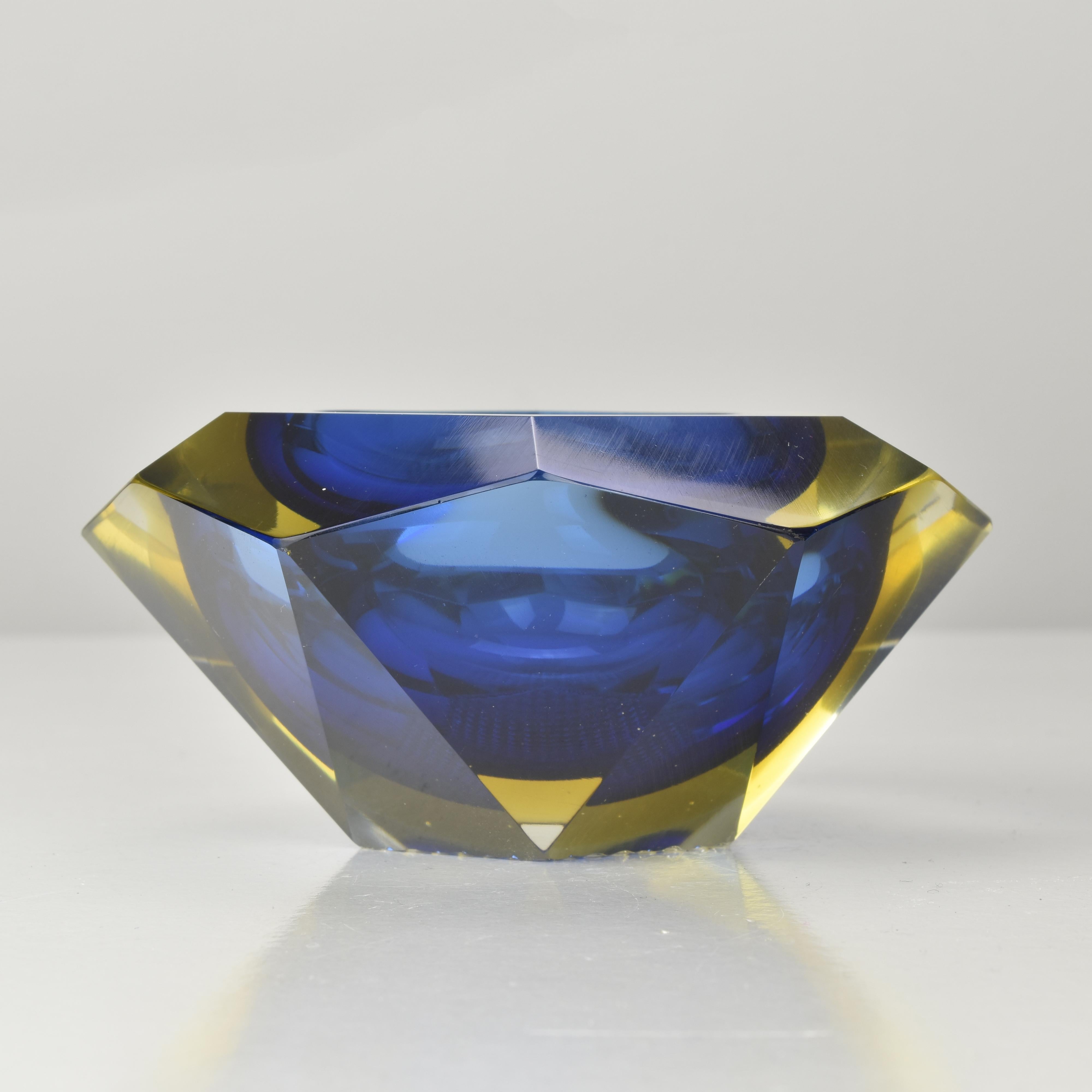 Fatto a mano Piatto a forma di ciotola sfaccettata di Murano Sommerso Blue Yellow & Clear di Mandruzzato in vendita