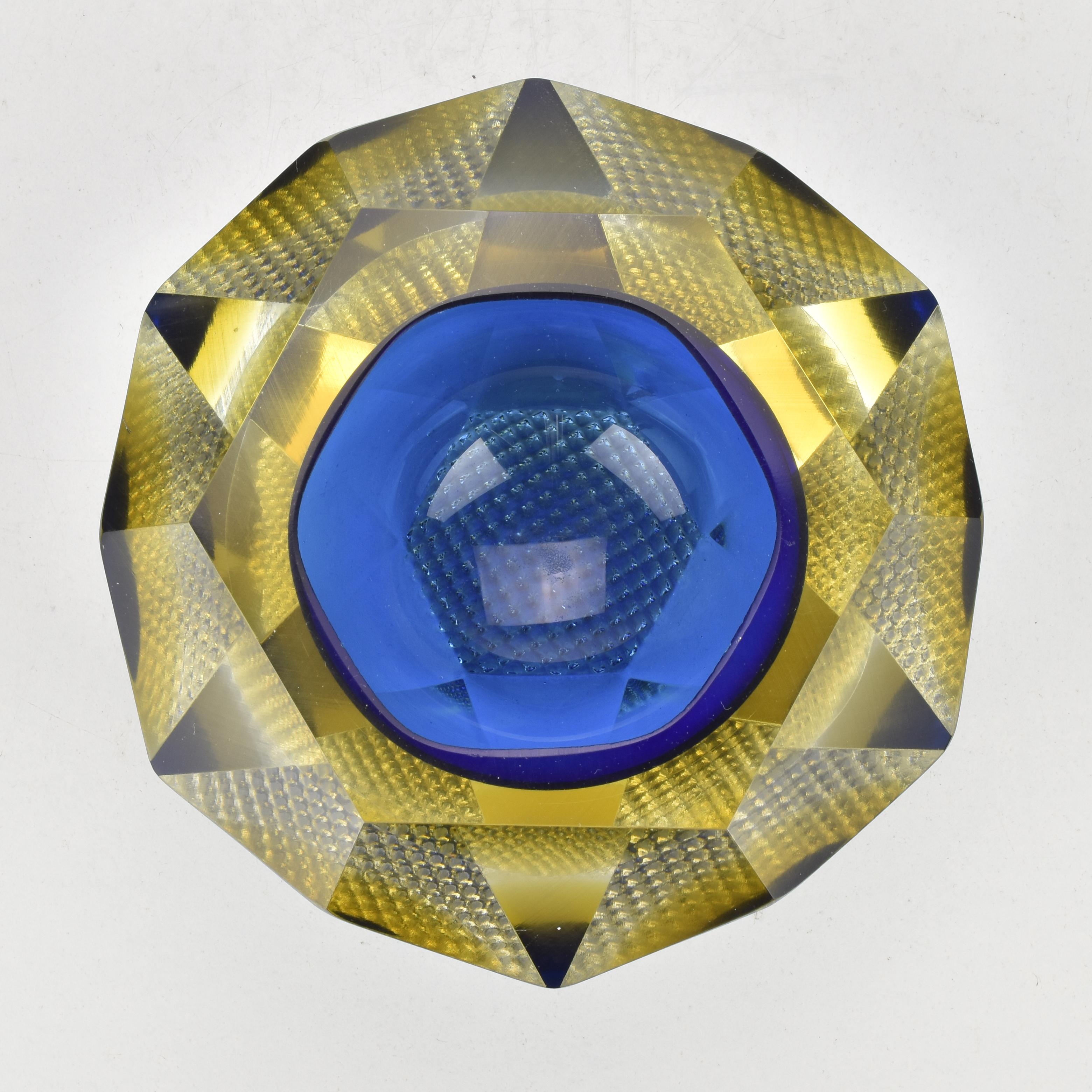 Piatto a forma di ciotola sfaccettata di Murano Sommerso Blue Yellow & Clear di Mandruzzato In condizioni buone in vendita a Bad Säckingen, DE