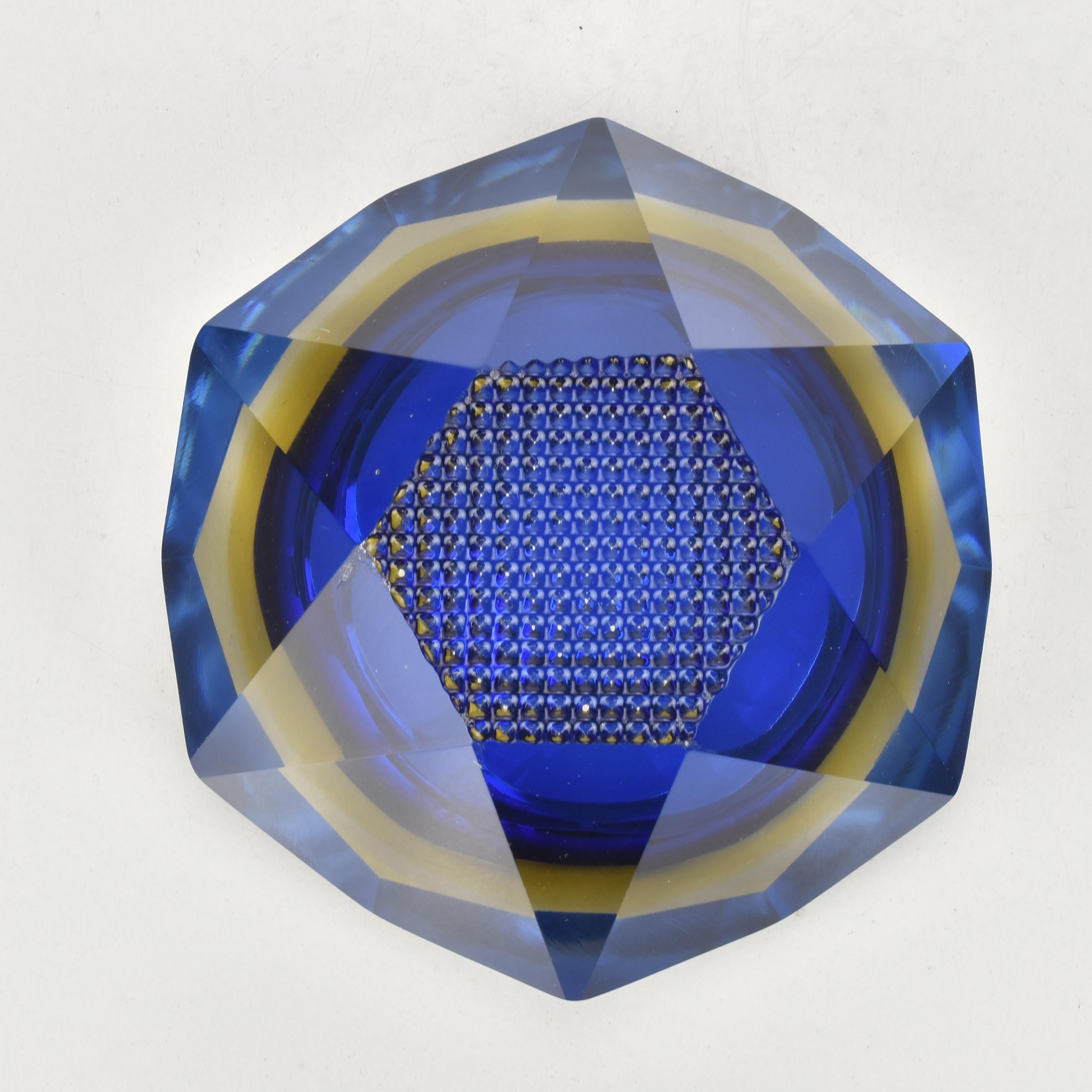 Metà XX secolo Piatto a forma di ciotola sfaccettata di Murano Sommerso Blue Yellow & Clear di Mandruzzato in vendita