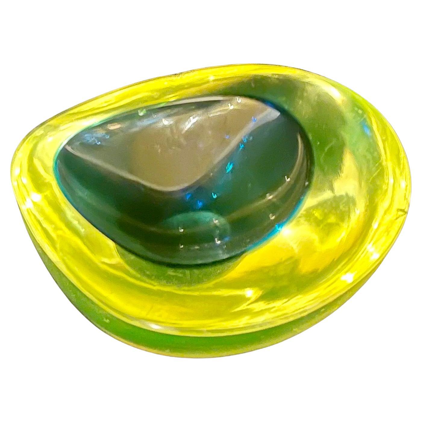 Bellissima ciotola in vetro sommerso; in combinazione blu cobalto e uranio questo pezzo è raro e unico, purtroppo ha un paio di scheggiature e viene venduto così com'è, 