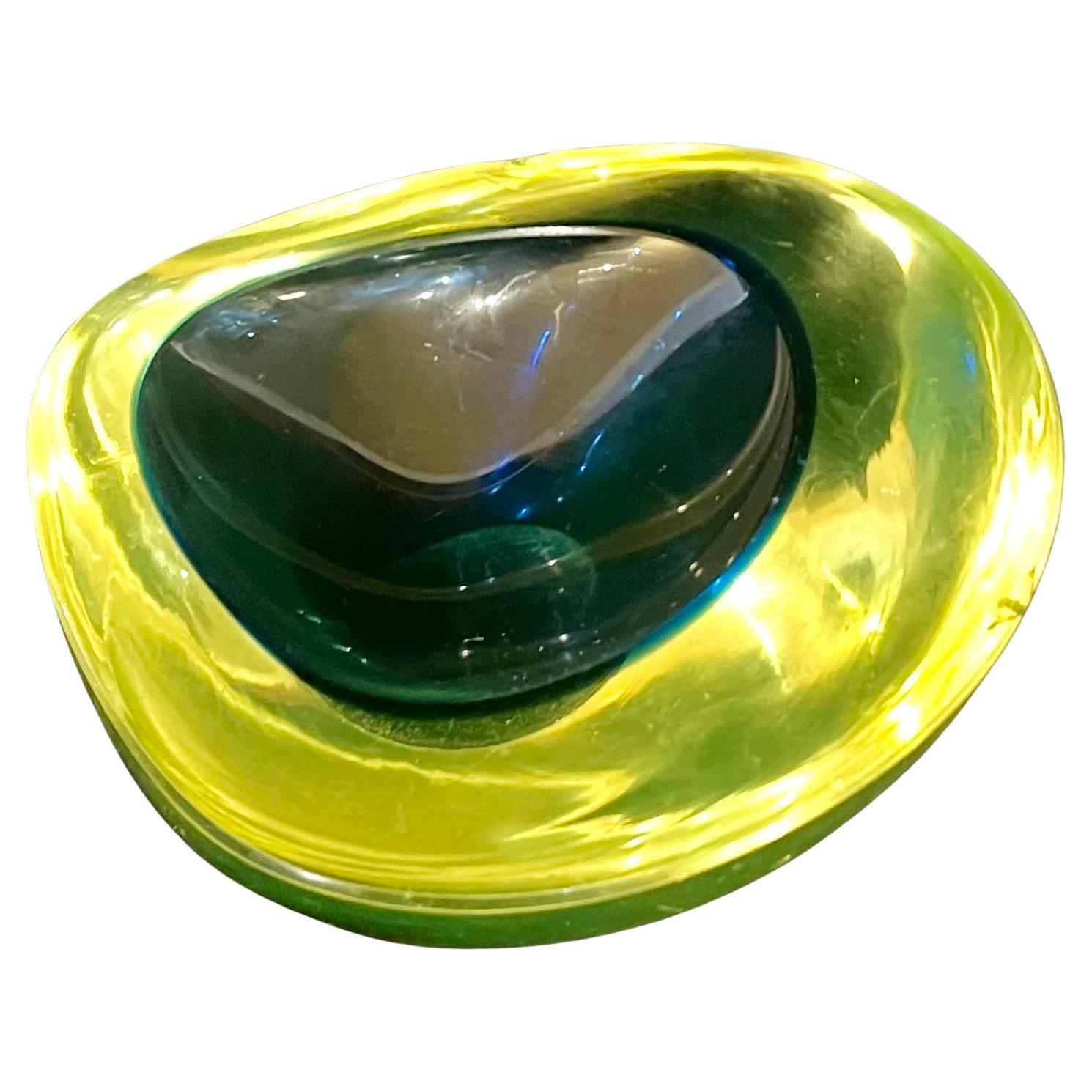 Italiano Murano Sommerso Catch It All Ciotola in vetro uranio Cenedese in vendita