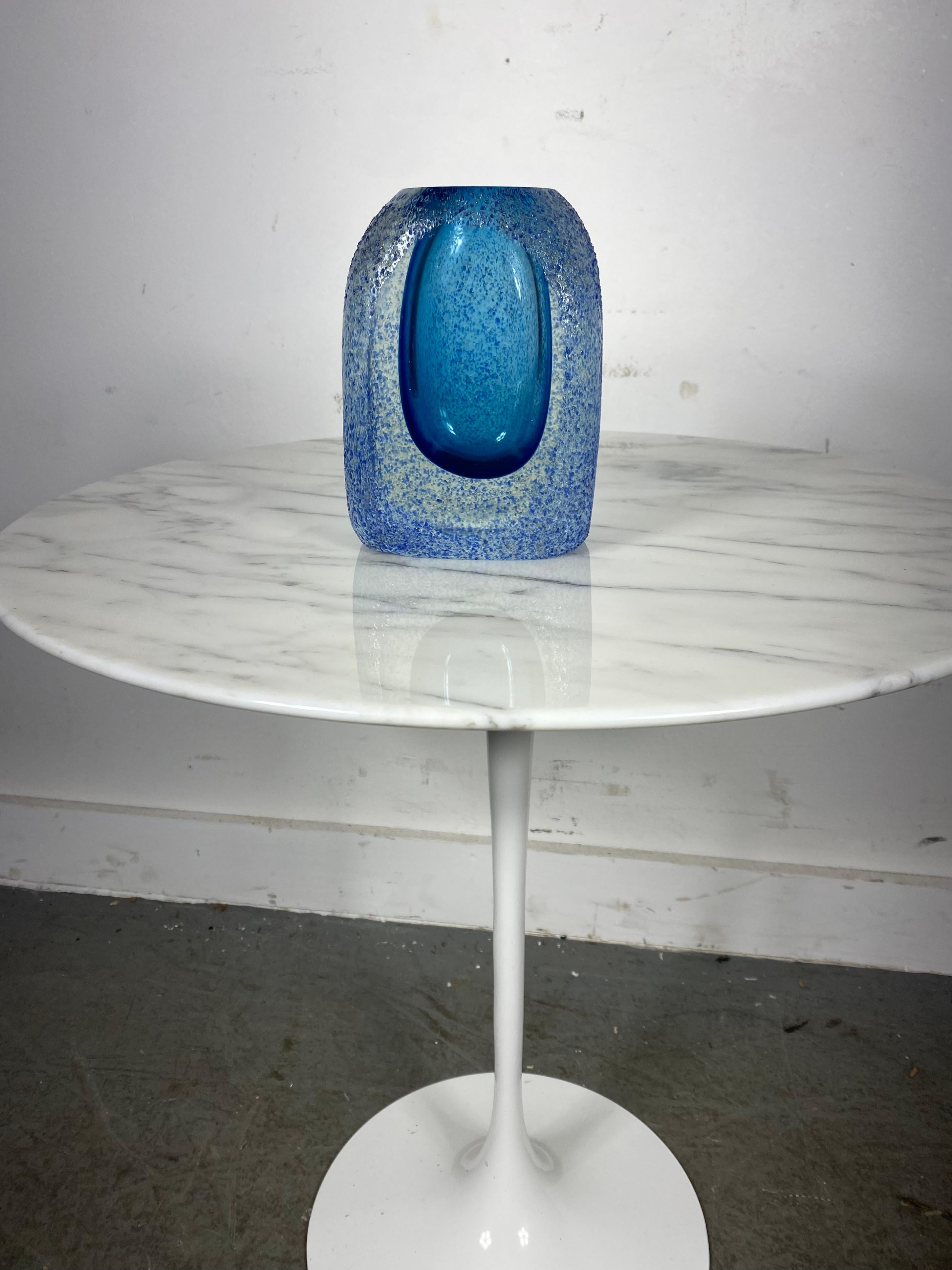 Étonnant vase en verre de Murano Sommerso du milieu du siècle, d'un bleu cobalt et azur brillant, avec une surface texturée contrastant avec un panneau frontal lisse et poli, par le verrier vénitien Alessando Mandruzzato (italien, 1934-). Mesures :