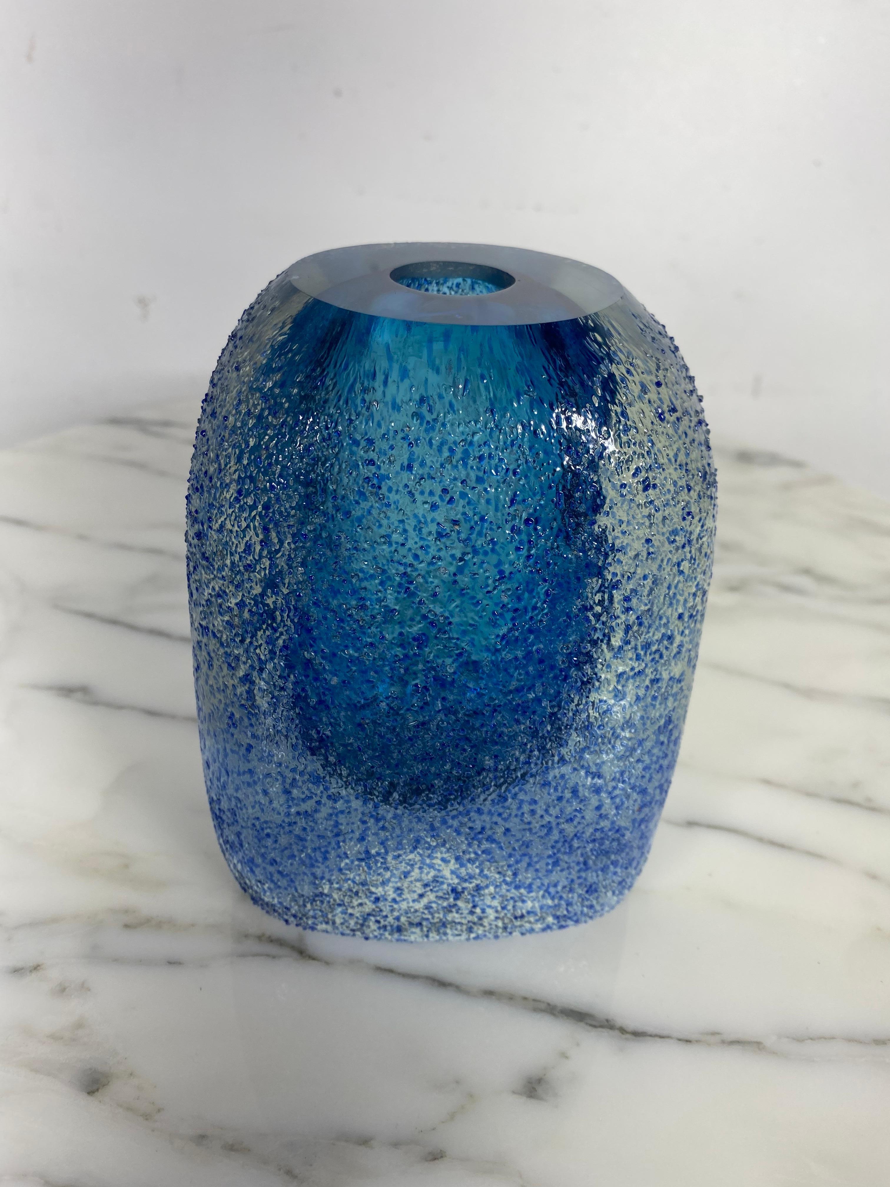 Mid-Century Modern Vase Sommerso de Murano, cobalt et bleu azur texturé en vente