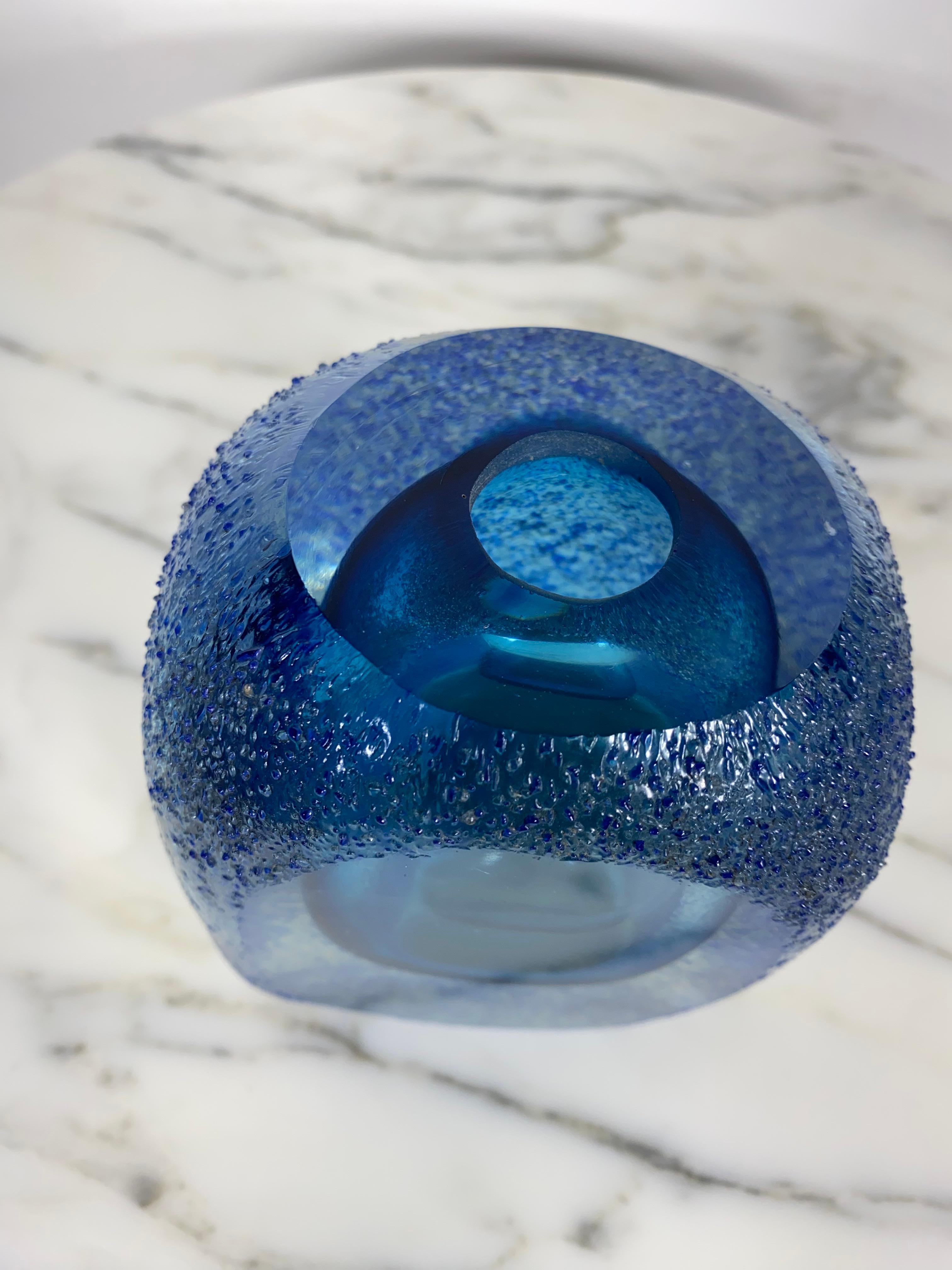 Verre d'art Vase Sommerso de Murano, cobalt et bleu azur texturé en vente