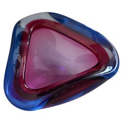 Murano-Sommerso-Schale in Kobaltblau in Form einer abgerundeten Pyramide