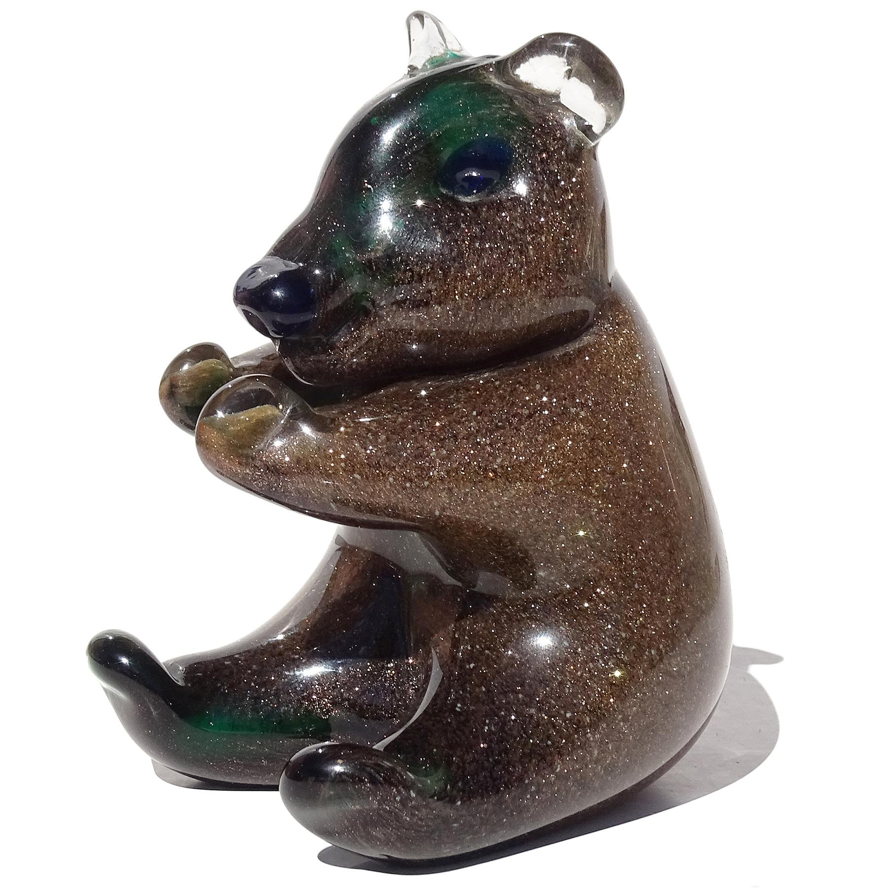 Preciosa escultura/figura de oso de cristal artístico italiano de Murano soplado a mano con aventurina de cobre pesada y detalles en verde y azul. El osito está muy bien esculpido, con una postura sentada muy mona. Tiene el interior de color verde,