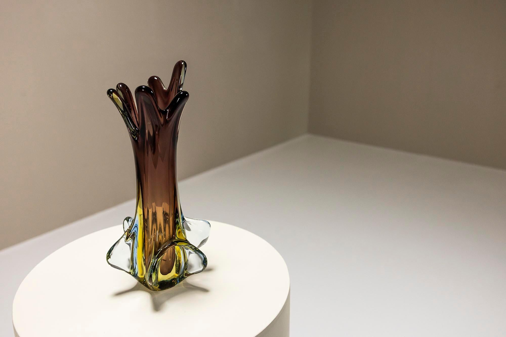 Mid-Century moderno Vaso a forma di fiore di Murano Sommerso di Fratelli Toso, Italia 1950s in vendita