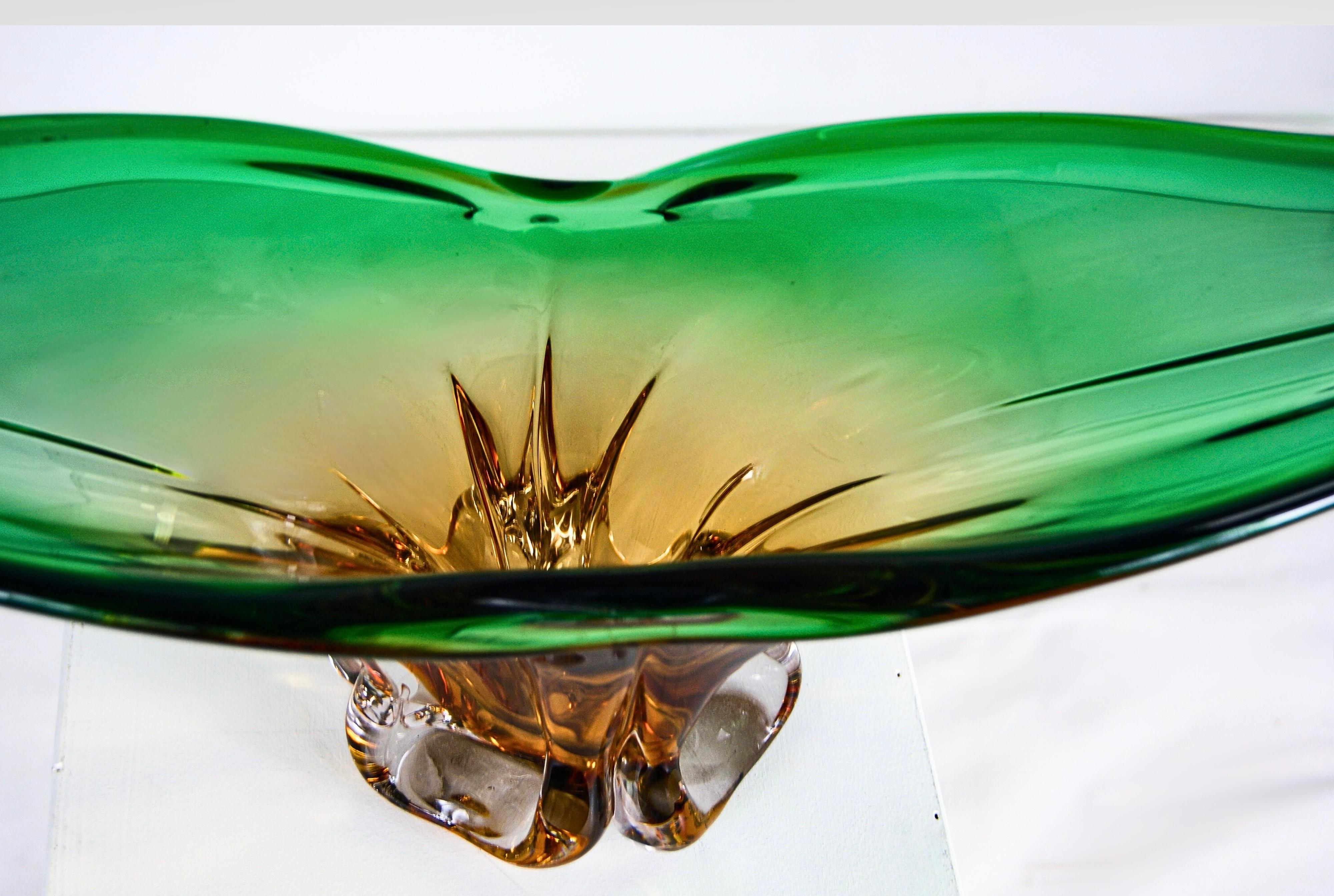 Große Schale und Vase aus Murano Sommerso-Glas in Bernsteingrün mit Skulpturen Cristallo Venezia im Angebot 4