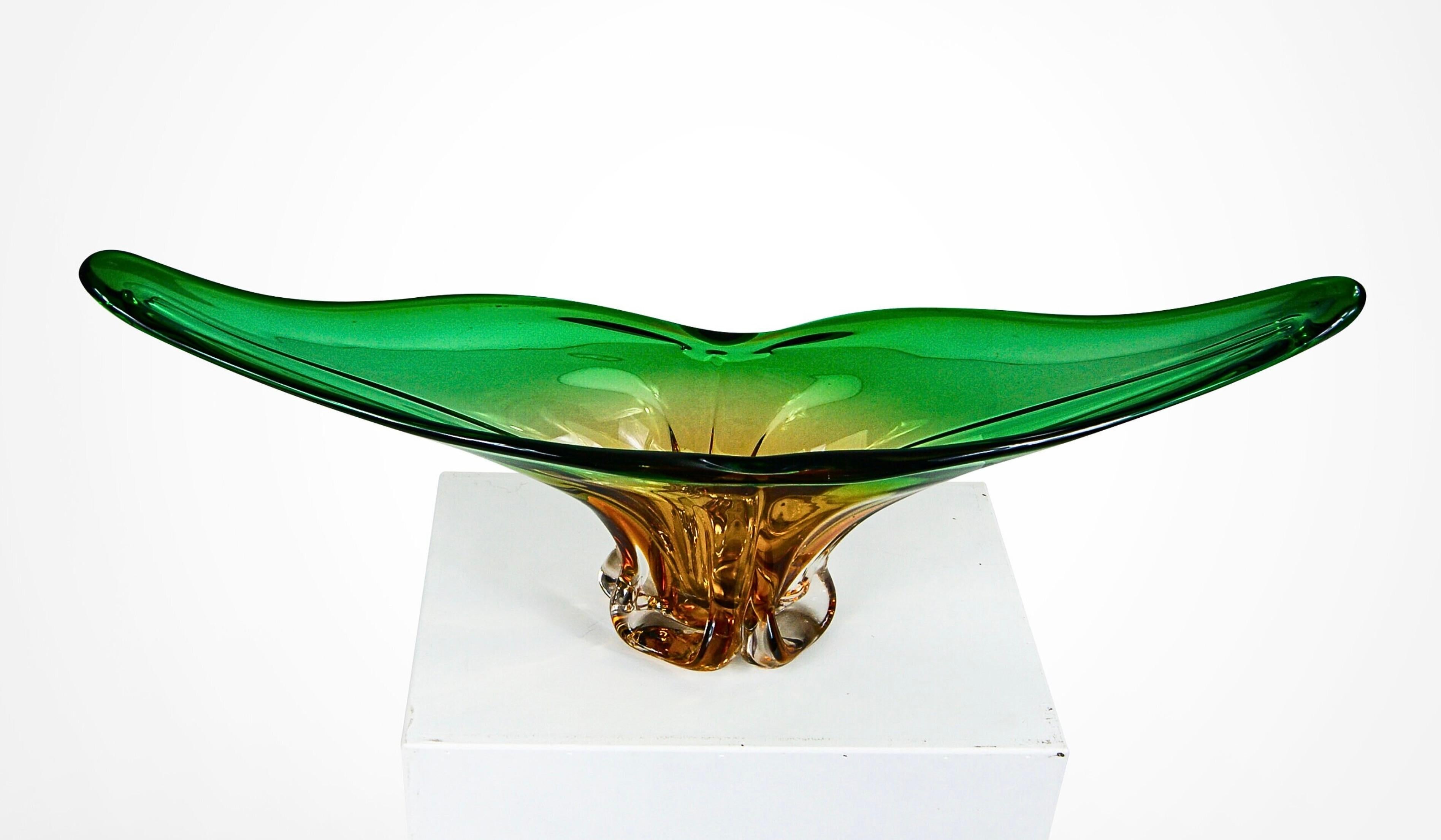 Große Schale und Vase aus Murano Sommerso-Glas in Bernsteingrün mit Skulpturen Cristallo Venezia (Italienisch) im Angebot