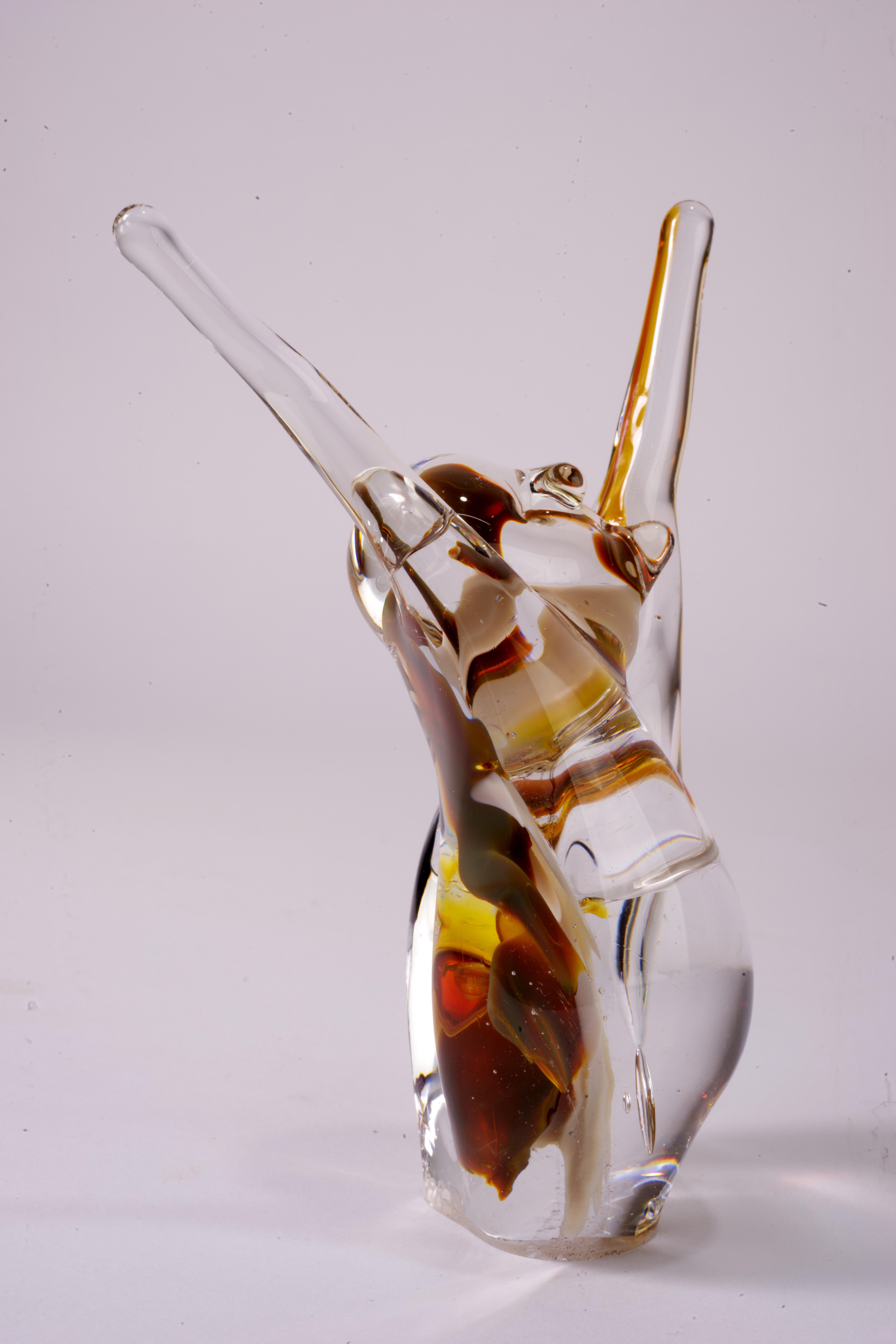  Figurine anthropomorphe sculpturale inhabituelle ou presse-papier réalisé selon la technique sommerso ; le rassemblement en verre ambré et champagne coloré est recouvert de verre transparent. Des bulles contrôlées sont utilisées pour donner de la