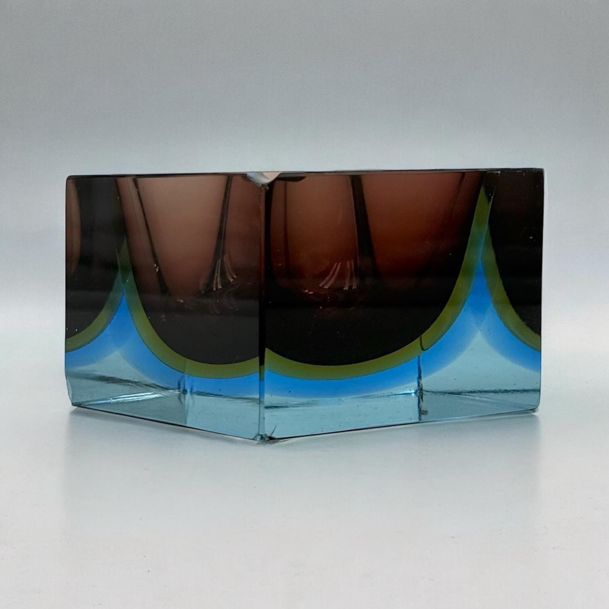 Cendrier en sommerso cubique bleu et ambre / jaune dans le style de Seguso à Murano dans les années 1970. Ce vase en verre d'art de Murano, facetté à la main selon la technique du 