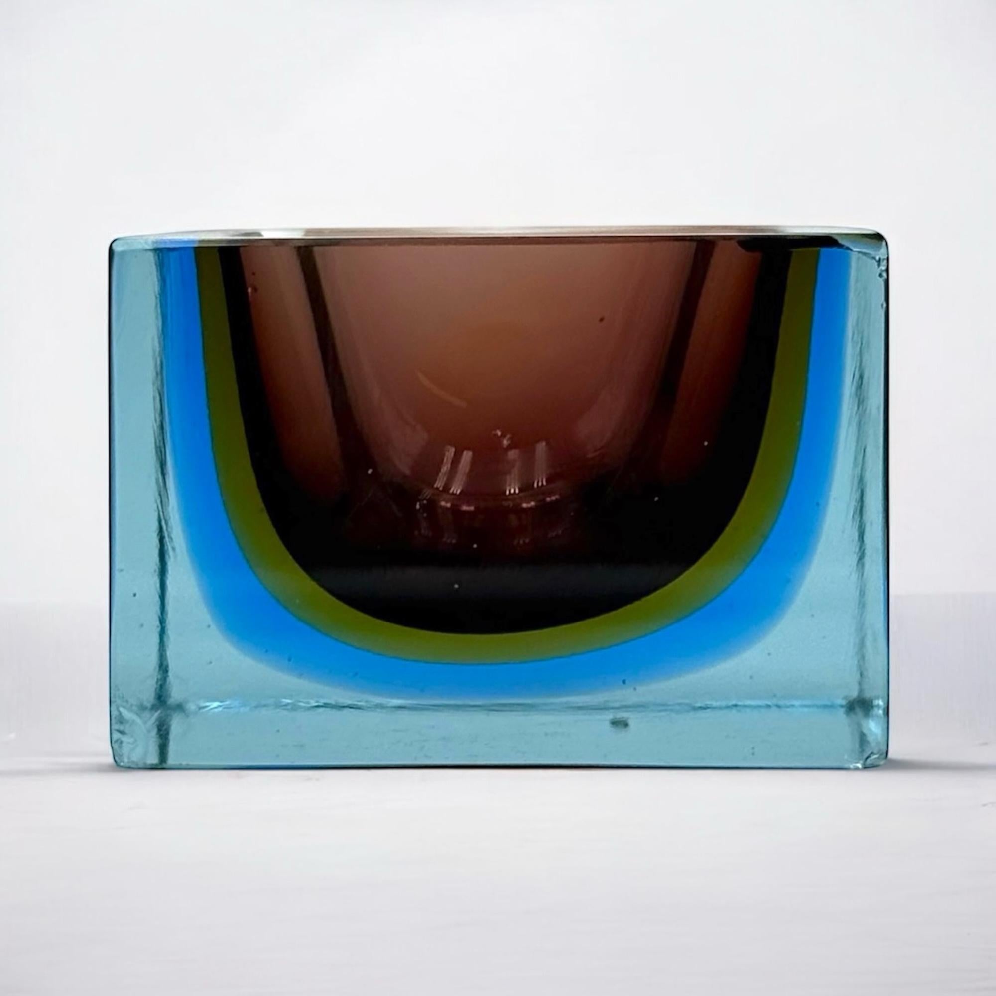 Mid-Century Modern Vase/assiette d'art en verre de Murano Sommerso aux teintes bleue et ambrée, 1970 en vente