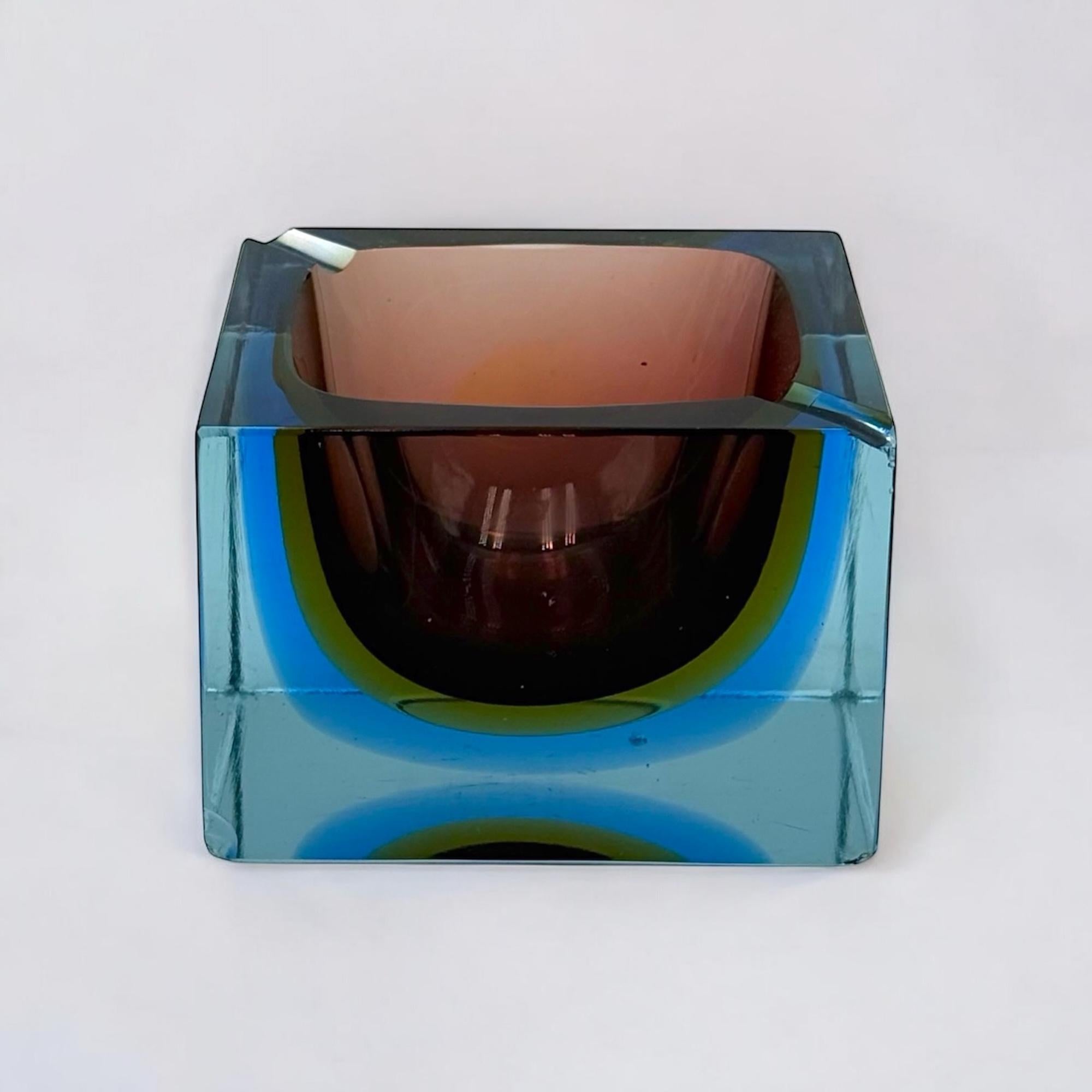 italien Vase/assiette d'art en verre de Murano Sommerso aux teintes bleue et ambrée, 1970 en vente