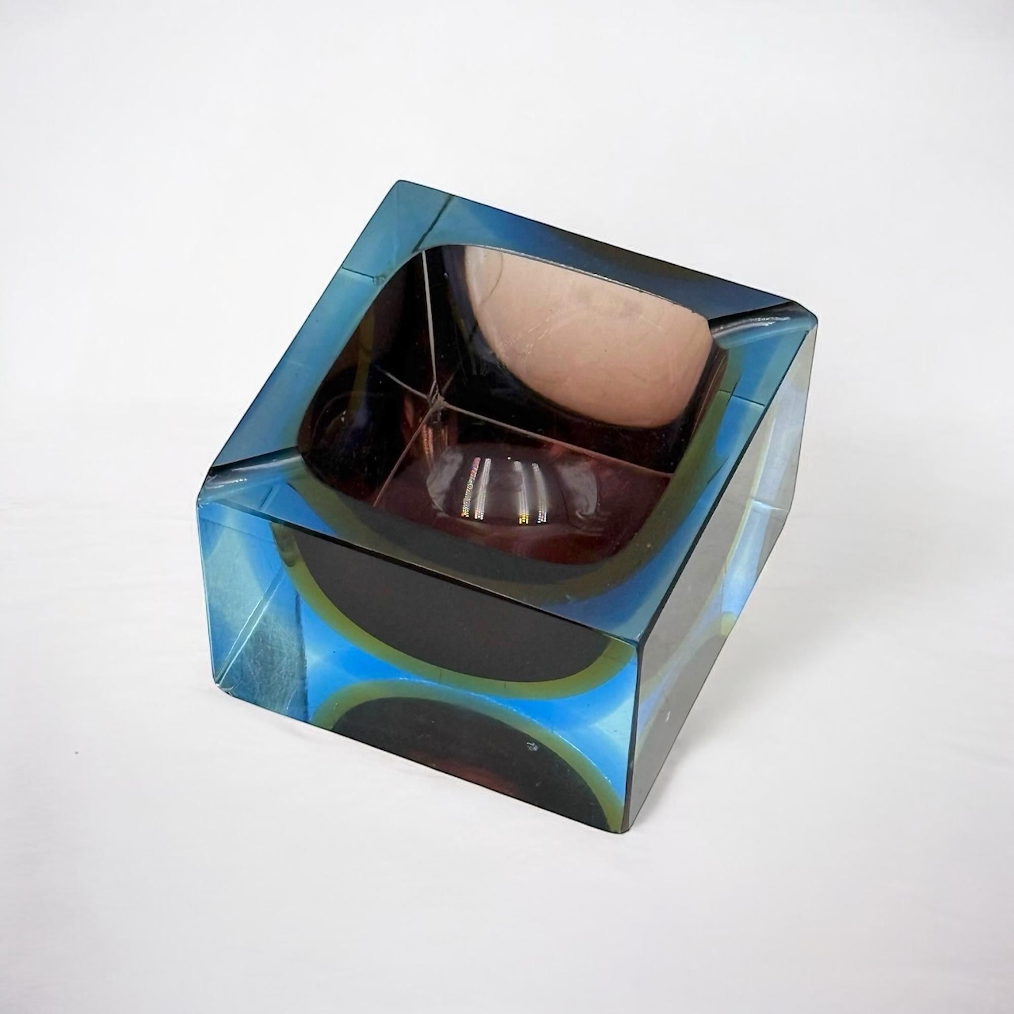 Verre de Murano Vase/assiette d'art en verre de Murano Sommerso aux teintes bleue et ambrée, 1970 en vente