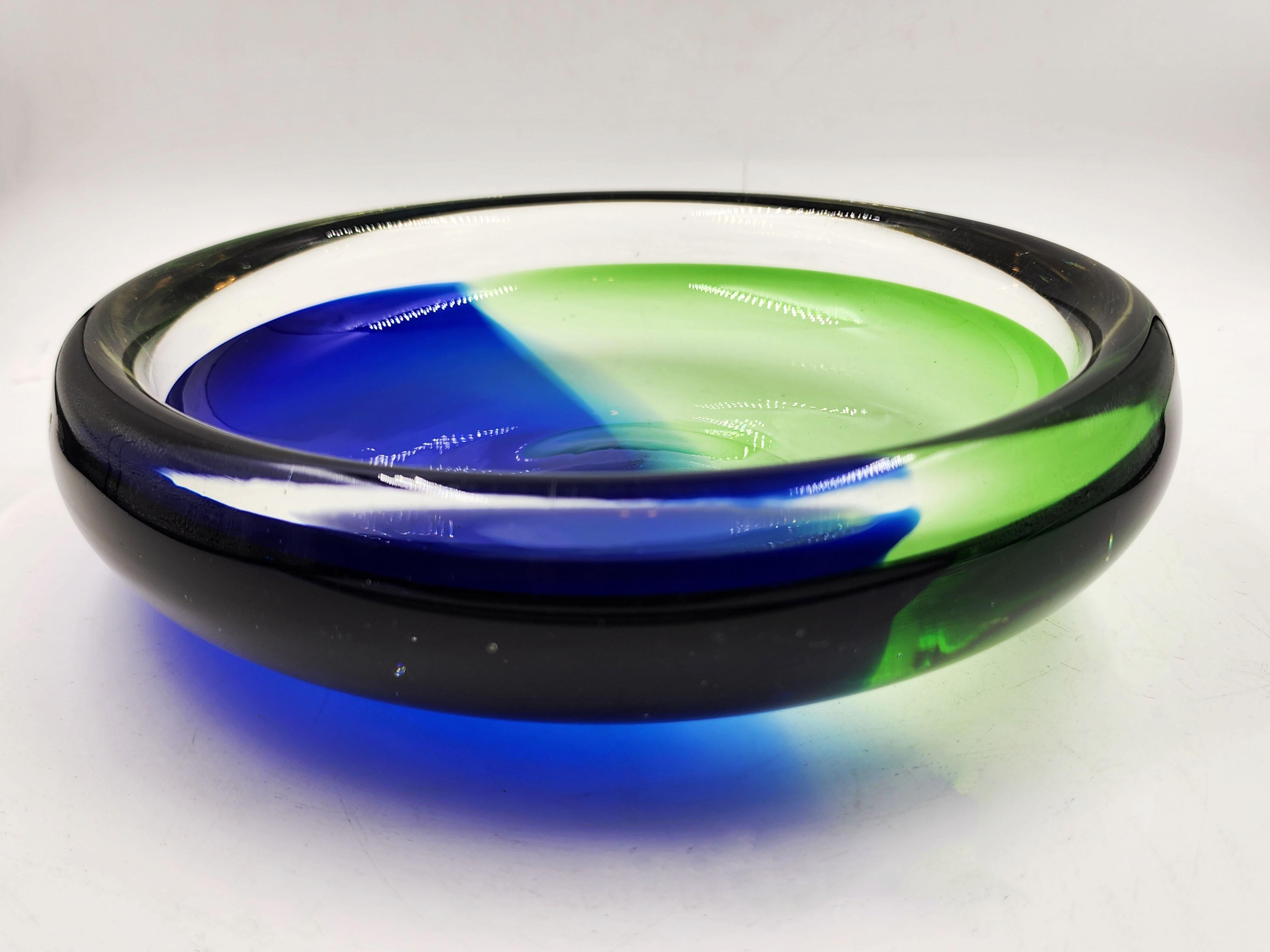 Hand-Crafted Murano Sommerso glass bowl by Venini from the 1960s For Sale