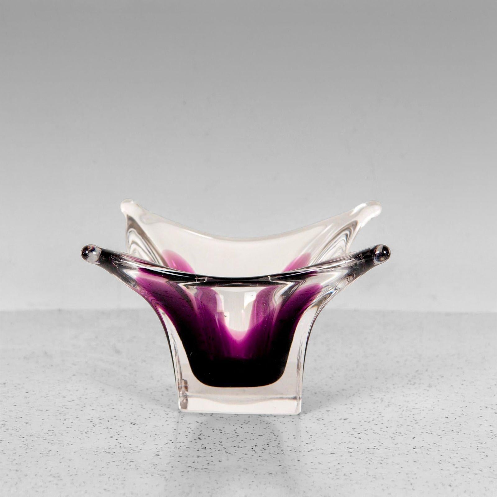 Vintage Murano sommerso Bowl, Italy 1970s

This vintage Murano sommerso bowl from the 1970s is a stunning example of Italian craftsmanship and design. Made in the renowned Murano glassmaking tradition, this piece showcases the rich, layered color