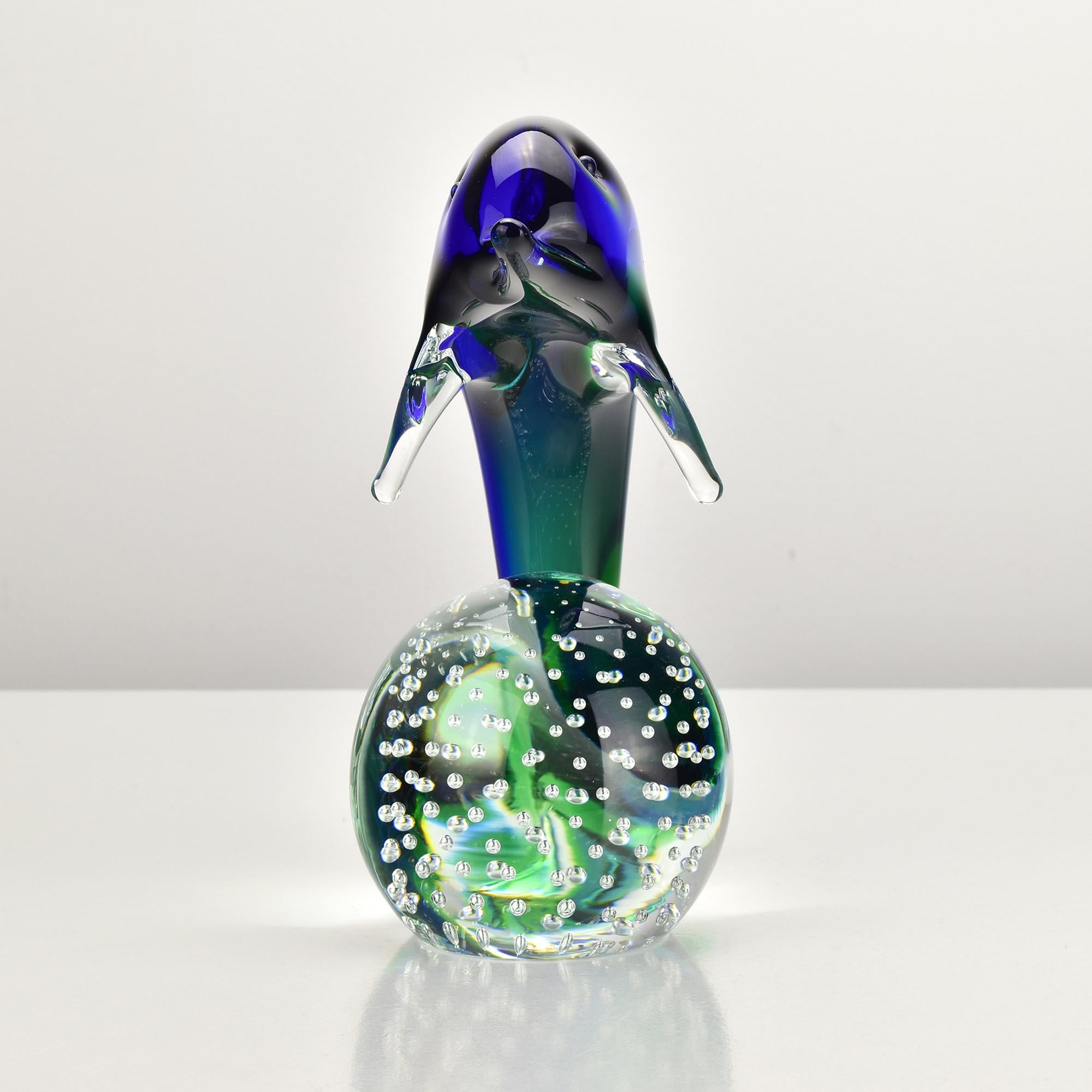 Moderne Murano Sommerso Glass Dolphin Sculpture by V.I.C. on Bullicante Base (Sculpture de dauphin en verre de Murano Sommerso par V.I.C. sur base bullicante) en vente