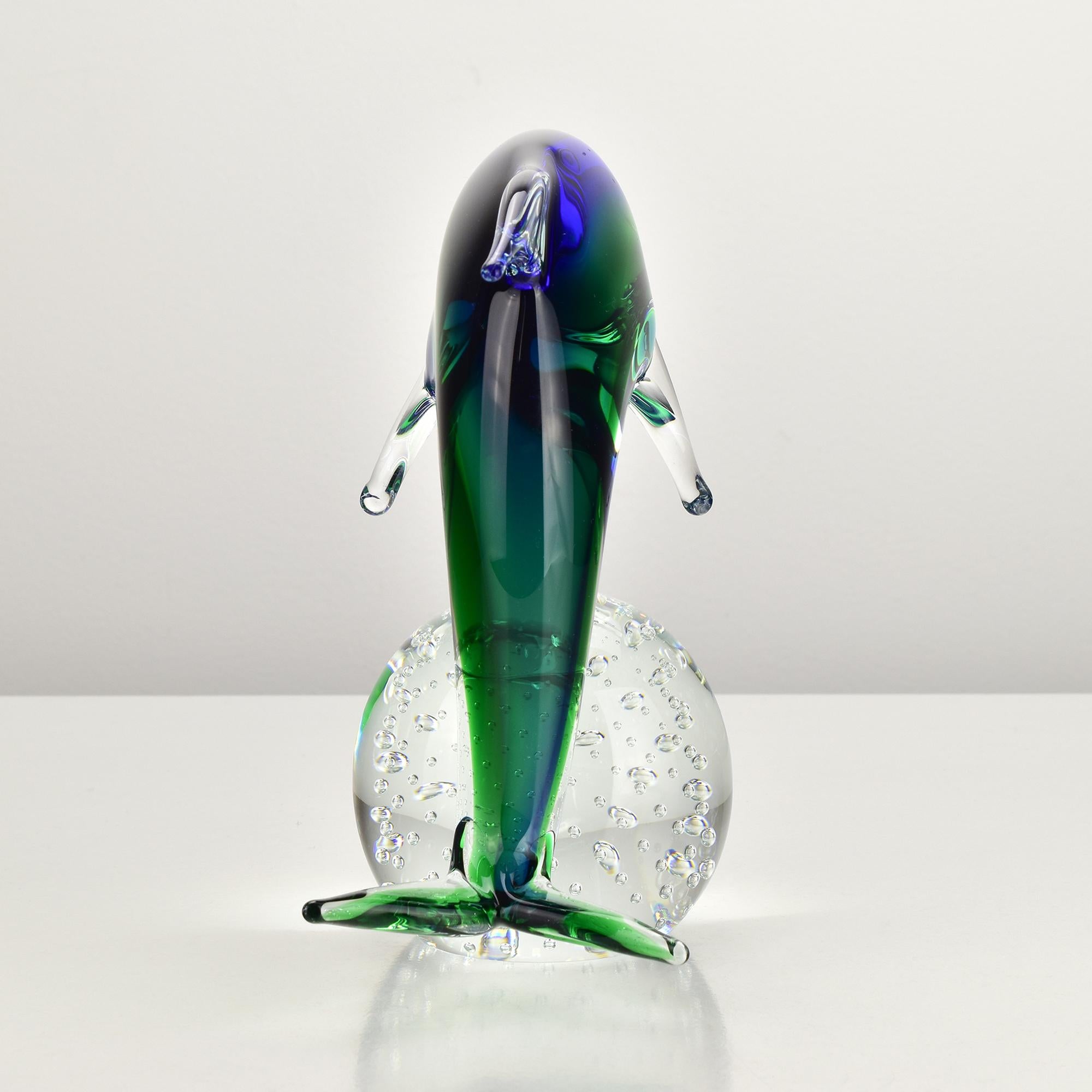 Fait main Murano Sommerso Glass Dolphin Sculpture by V.I.C. on Bullicante Base (Sculpture de dauphin en verre de Murano Sommerso par V.I.C. sur base bullicante) en vente