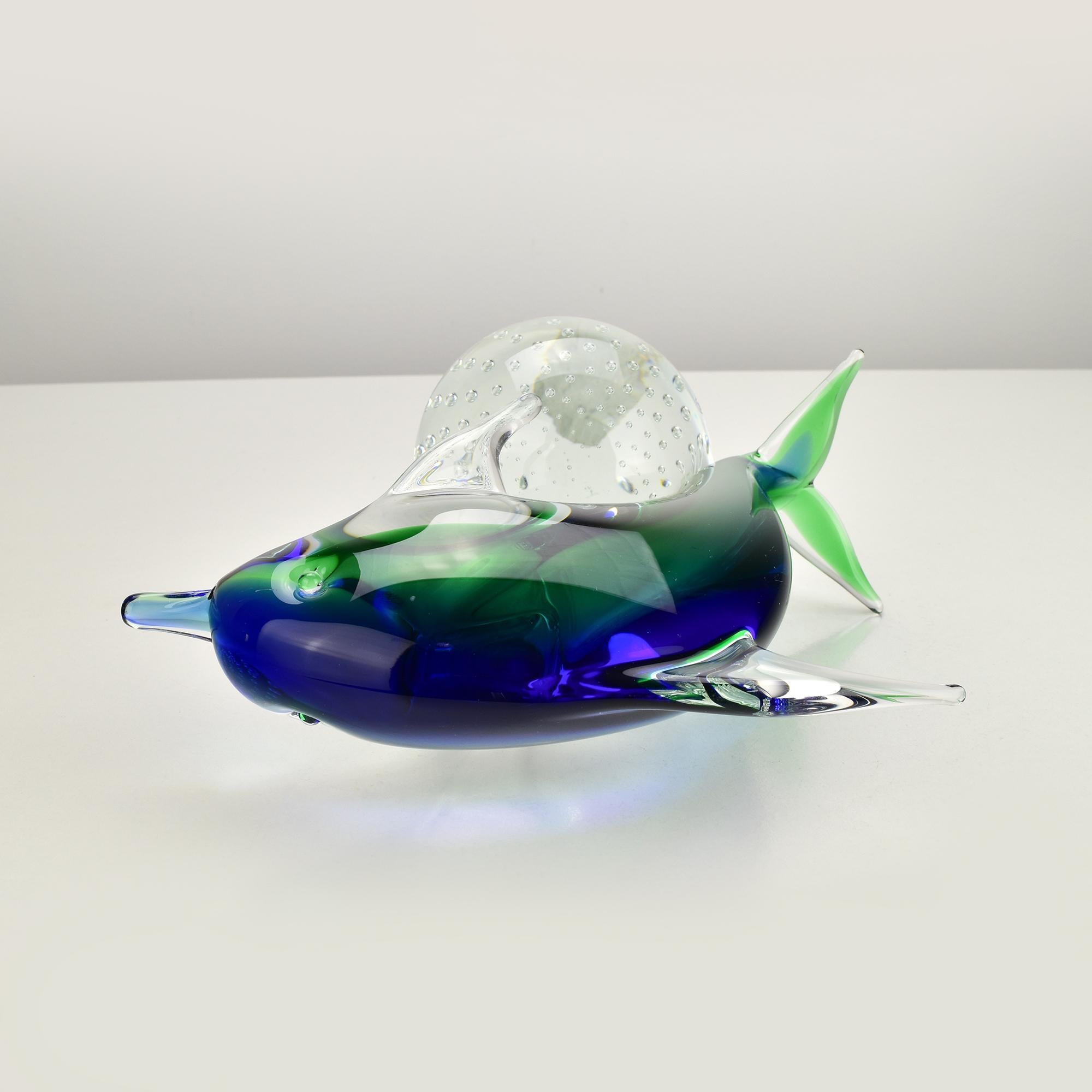 Murano Sommerso Glass Dolphin Sculpture by V.I.C. on Bullicante Base (Sculpture de dauphin en verre de Murano Sommerso par V.I.C. sur base bullicante) Excellent état - En vente à Bad Säckingen, DE